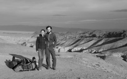 Leo und Sebastian vor dem Charyn Canyon in Kasachstan.