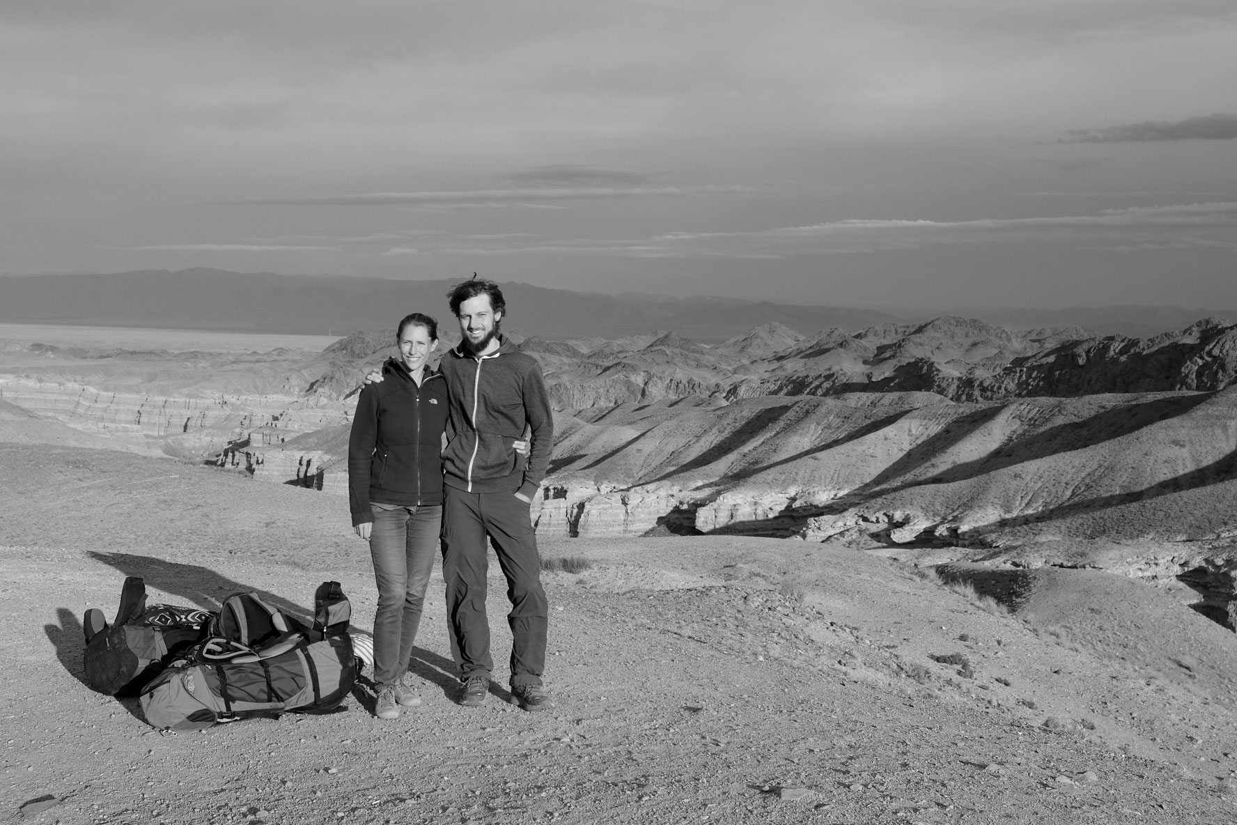 Leo und Sebastian vor dem Charyn Canyon in Kasachstan.