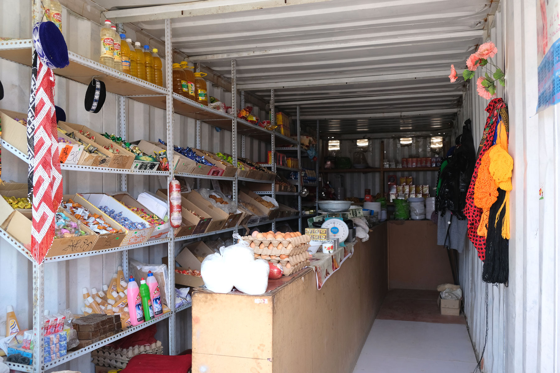 Marktstand in einem Container.