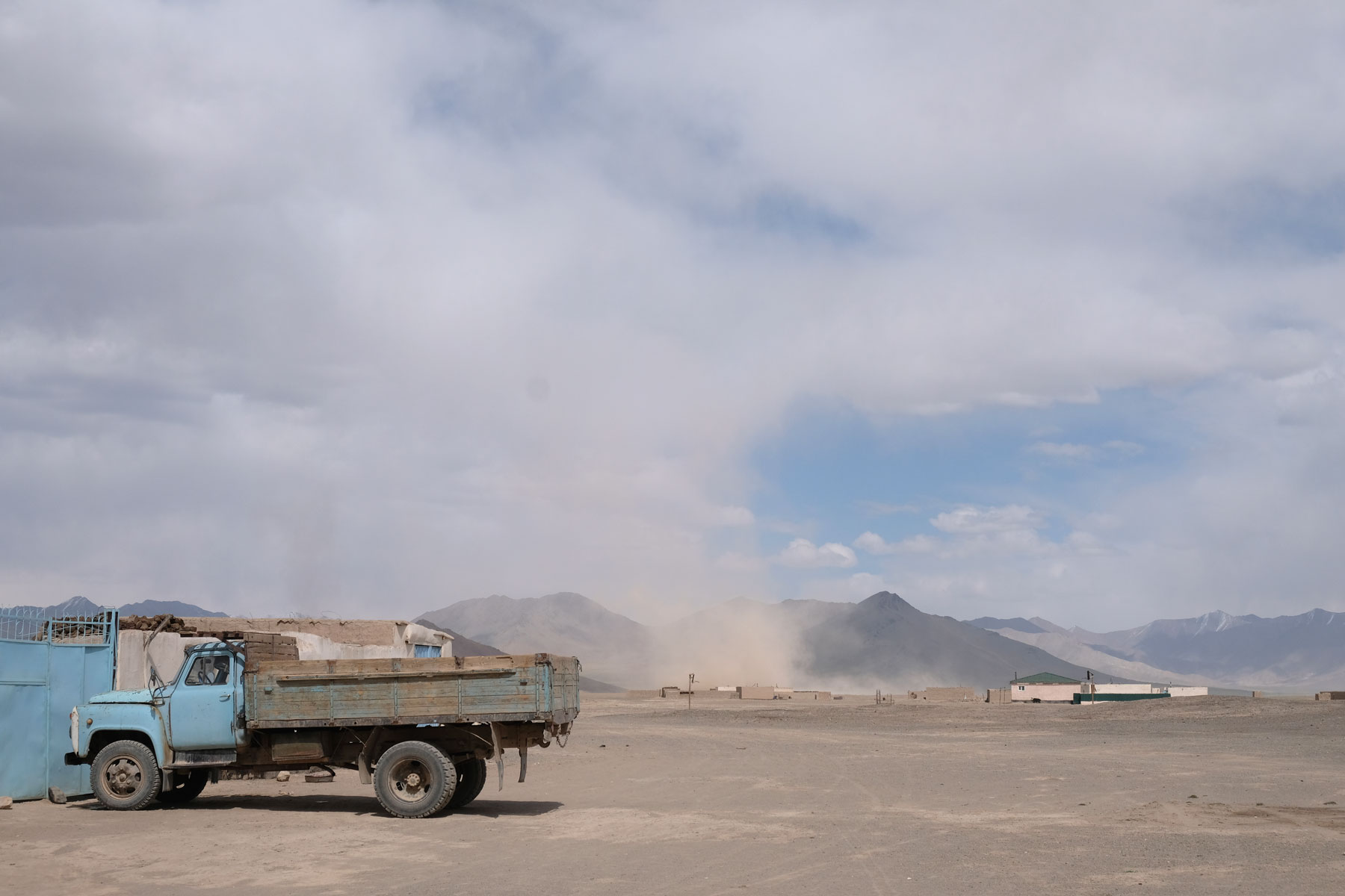 Ein Sandsturm über Rankul auf dem Pamir Highway.