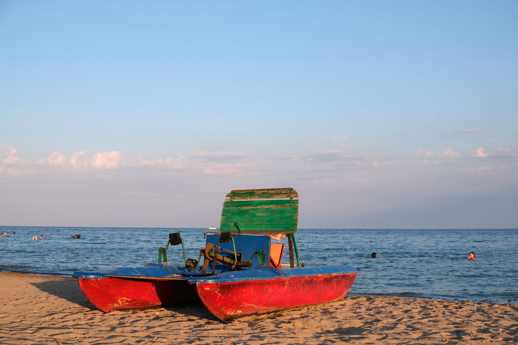 Ein altes Tretboot am Ufer des Issyk-Kul.