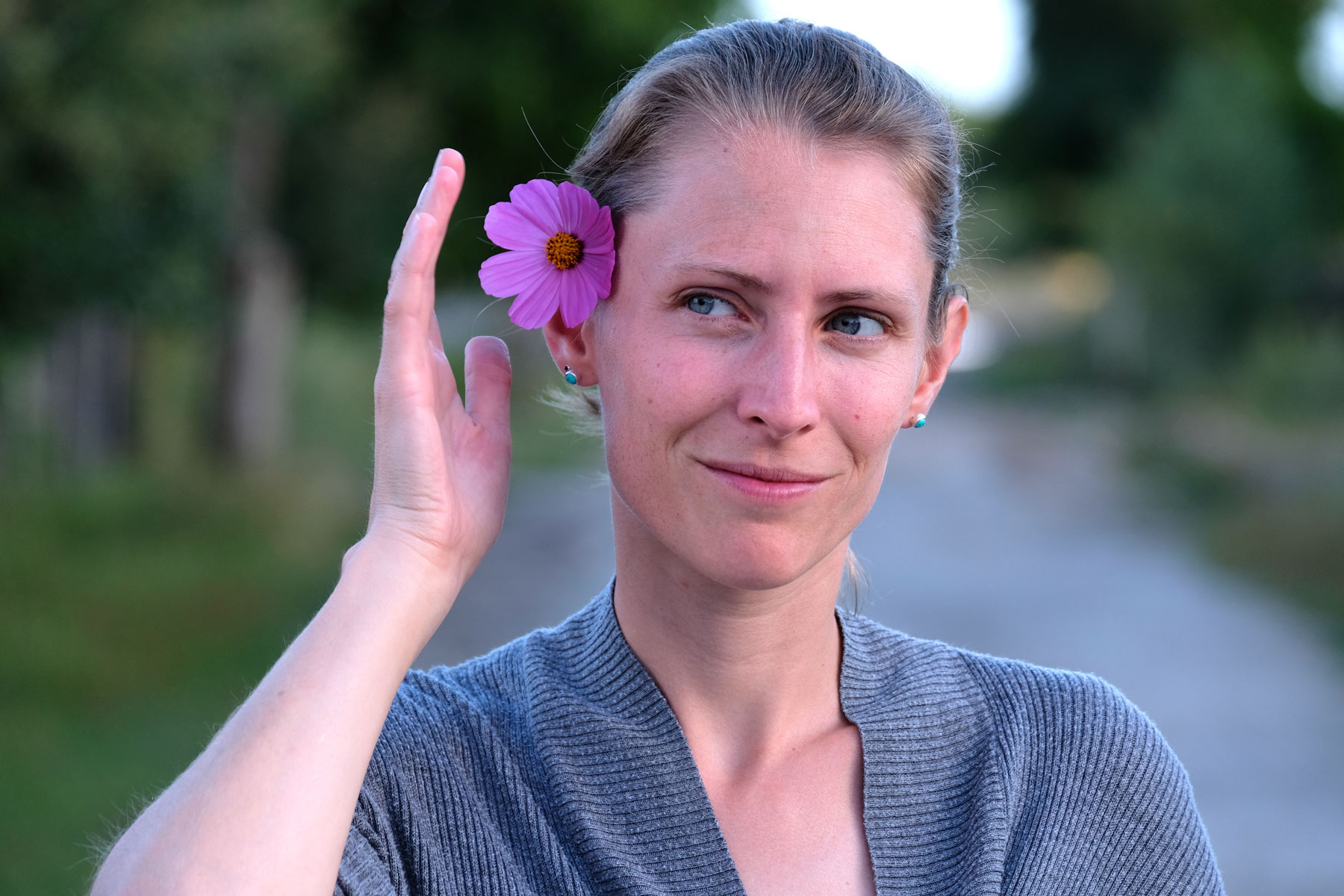 Leo mit einer pinken Blume im Haar.