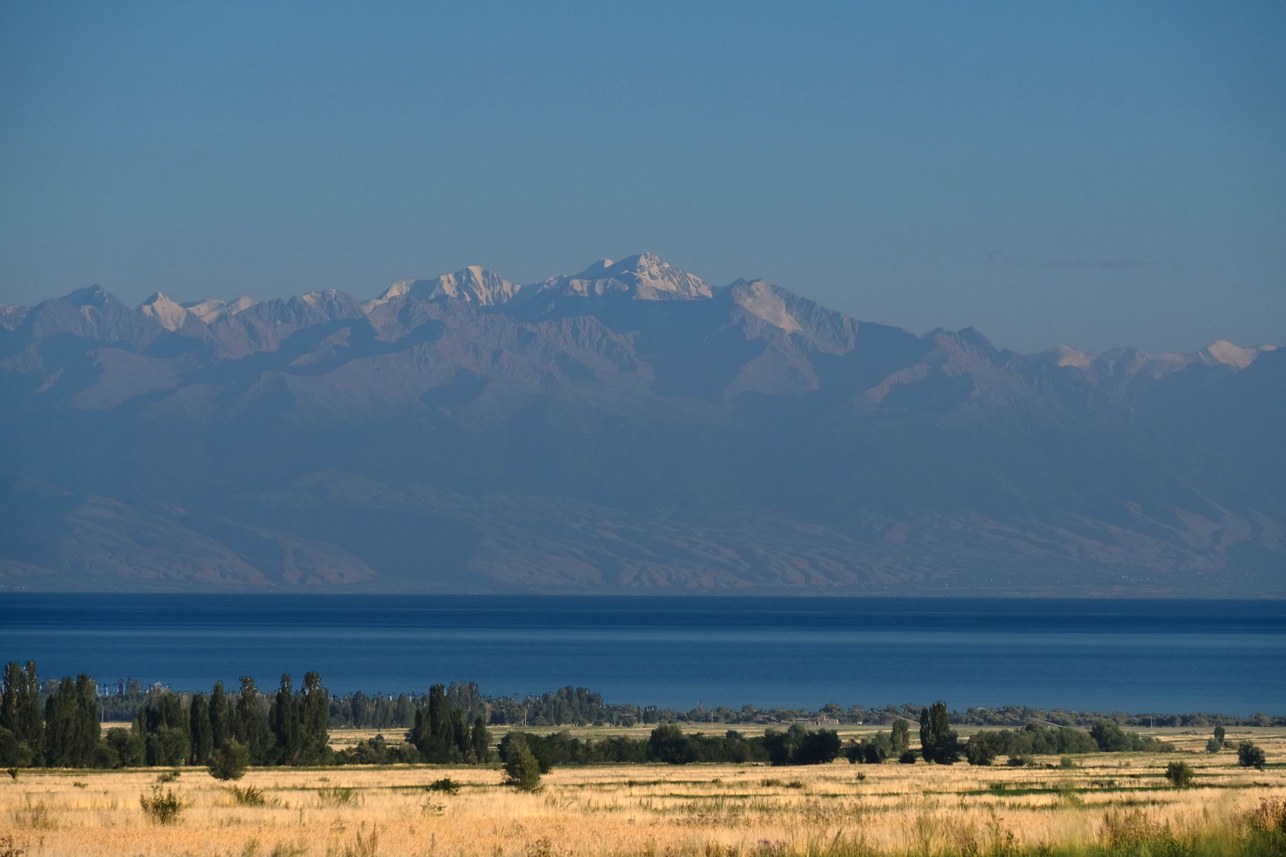 Ufer des Issyk-Kul mit Bergen auf der anderen Seeseite.