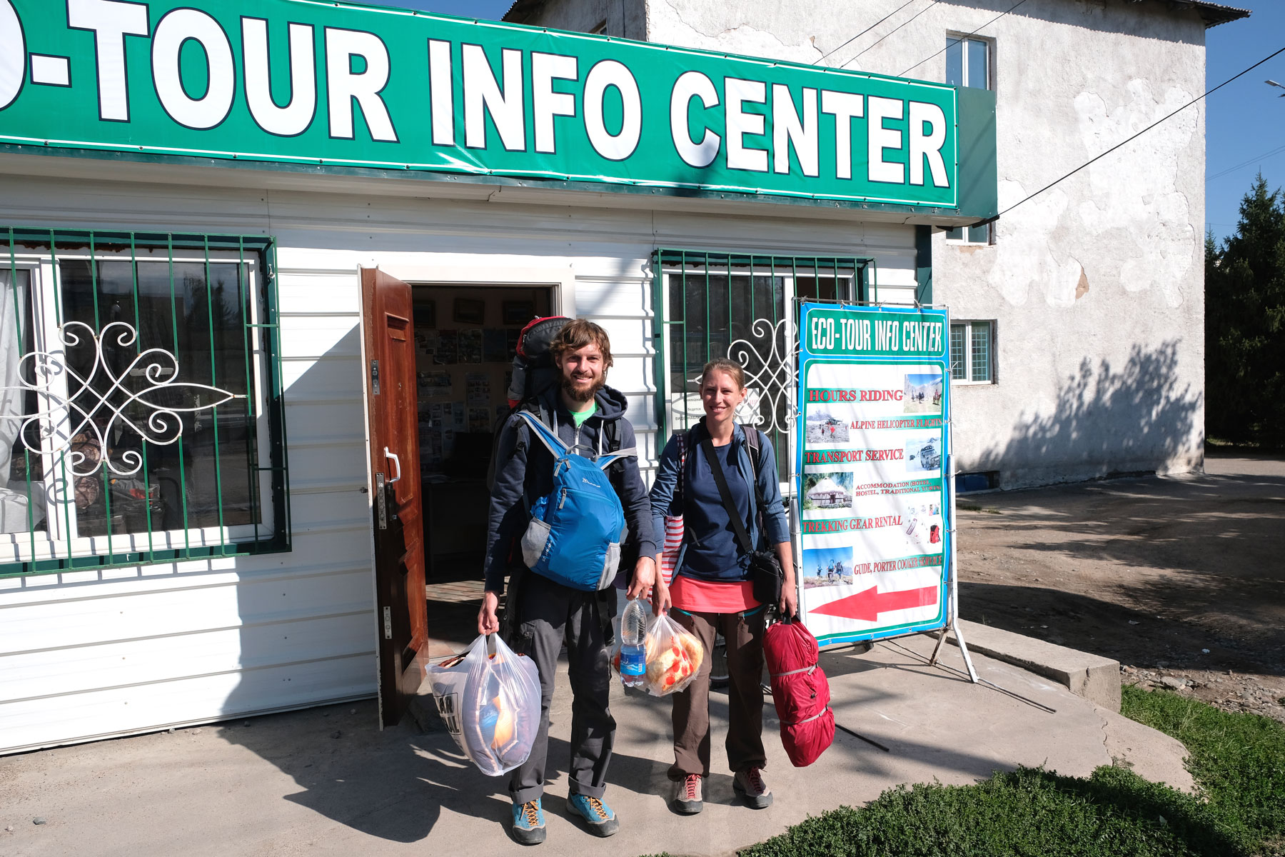 Sebastian und Leo mit viel Gepäck vor dem Eco-Tour Info Center in Karakol.