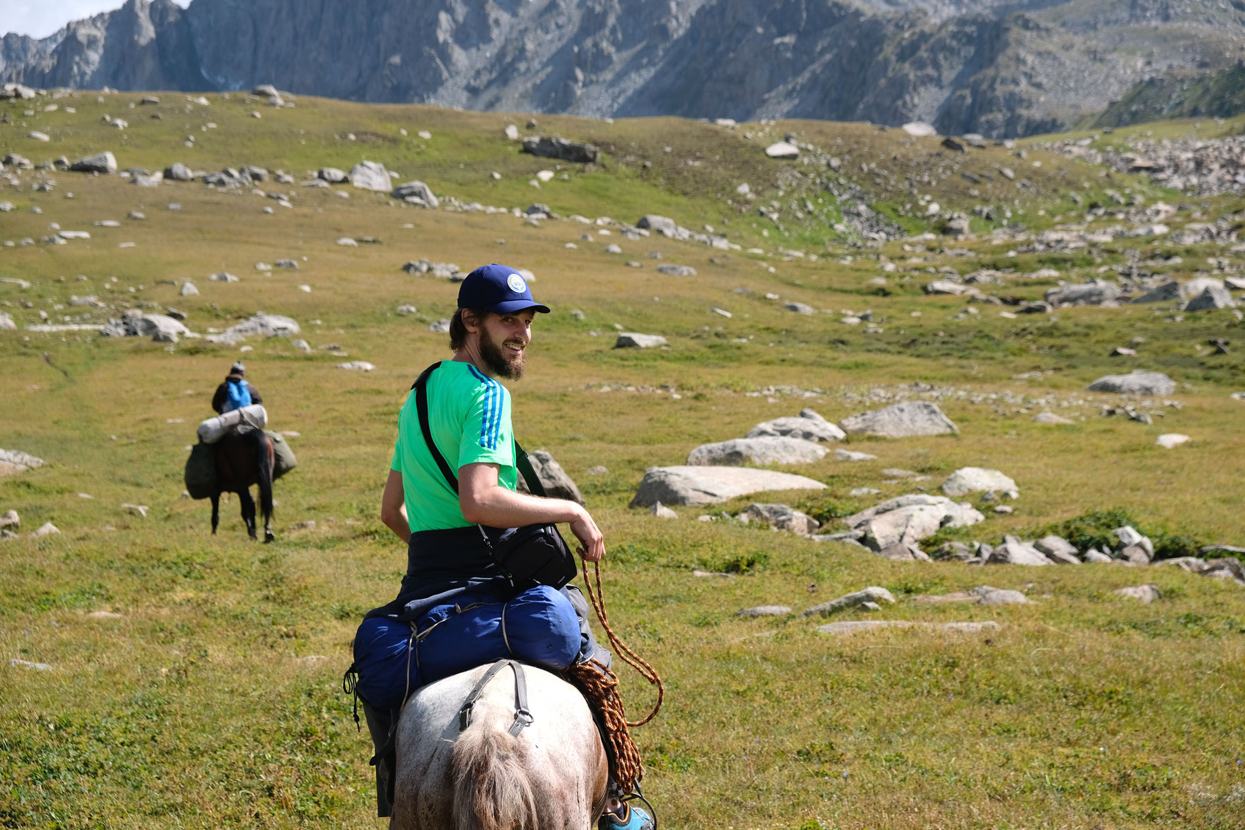 Sebastian reitet durch eine steinige Landschaft.