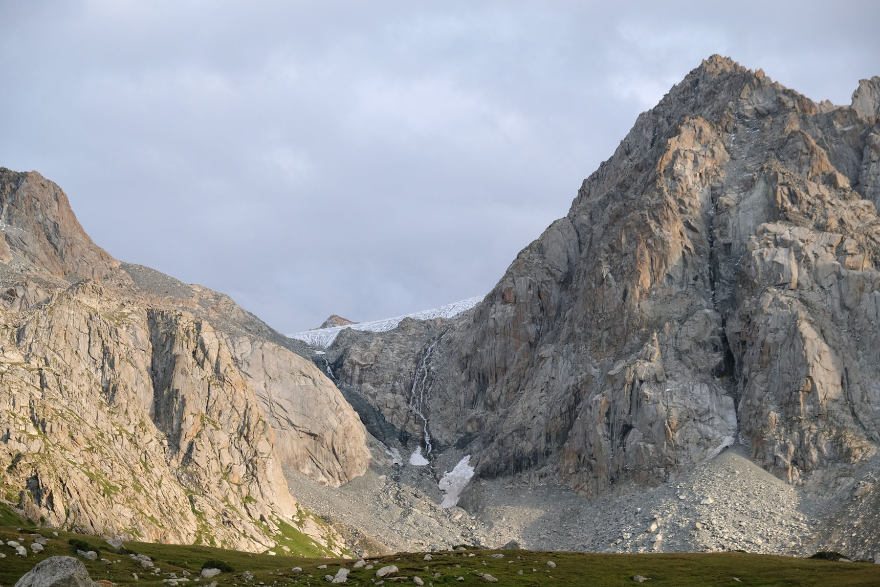 Ein Gletscher im Gebirge bei Karakol.