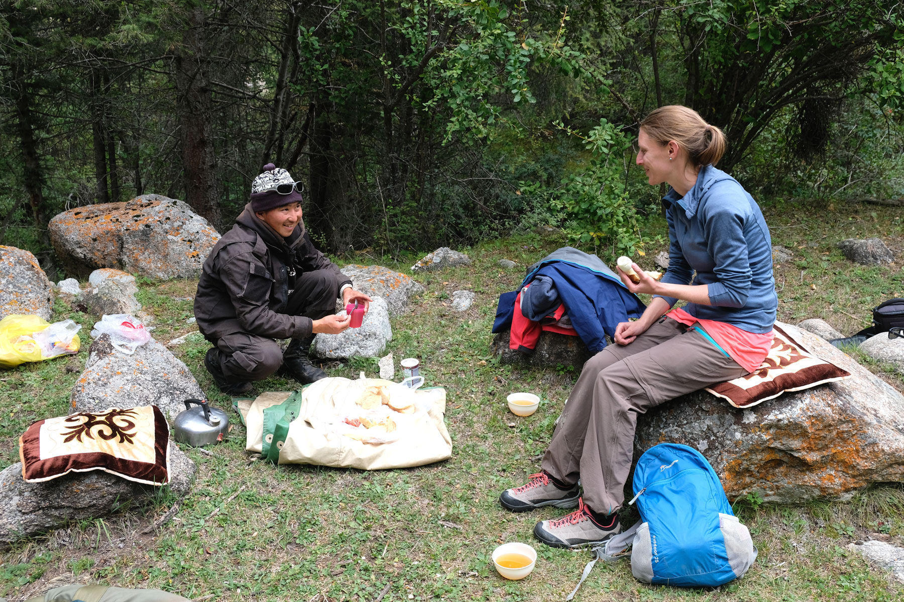 Leo mit Mika bei einem Picknick.