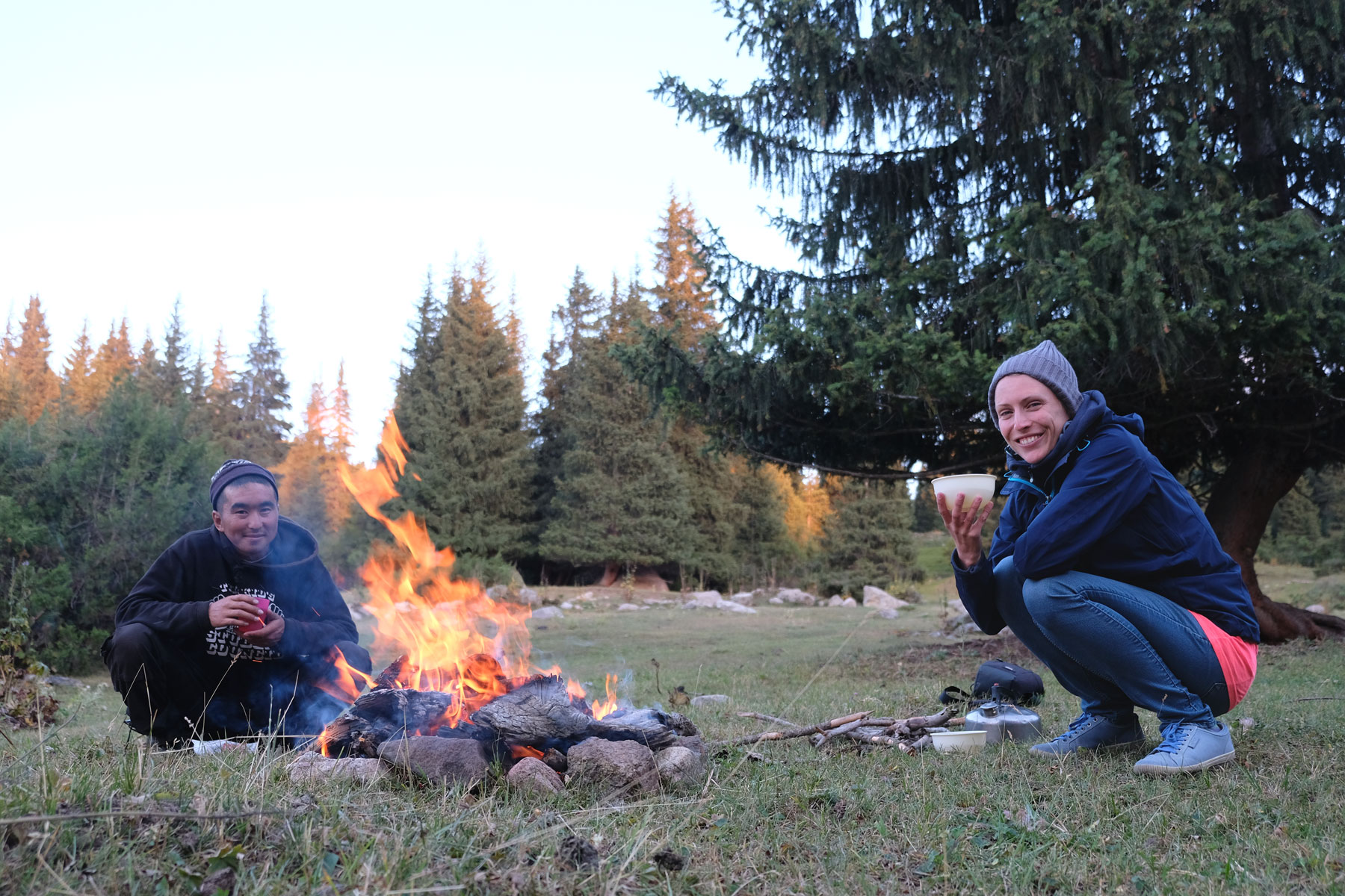 Leo und Mika hocken um ein Lagerfeuer.