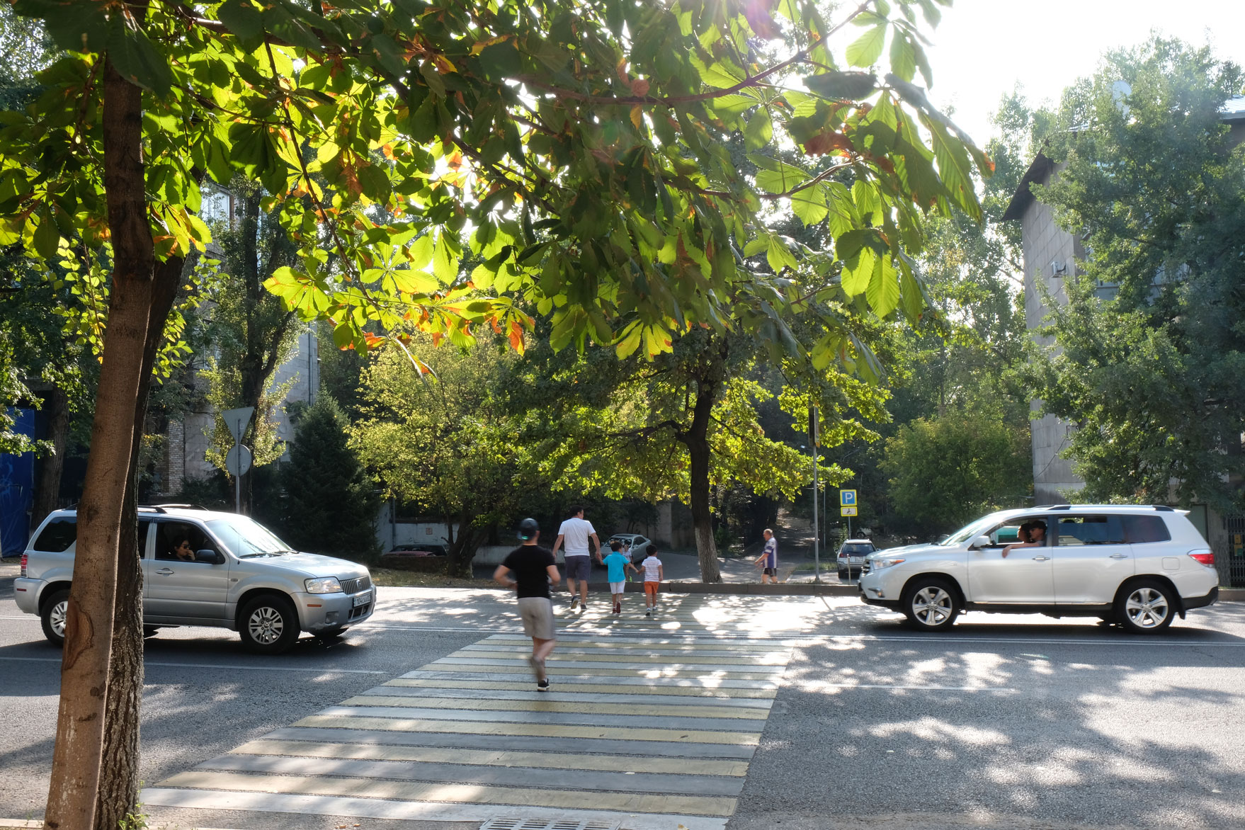 Fußgängerüberweg in Almaty in Kasachstan.