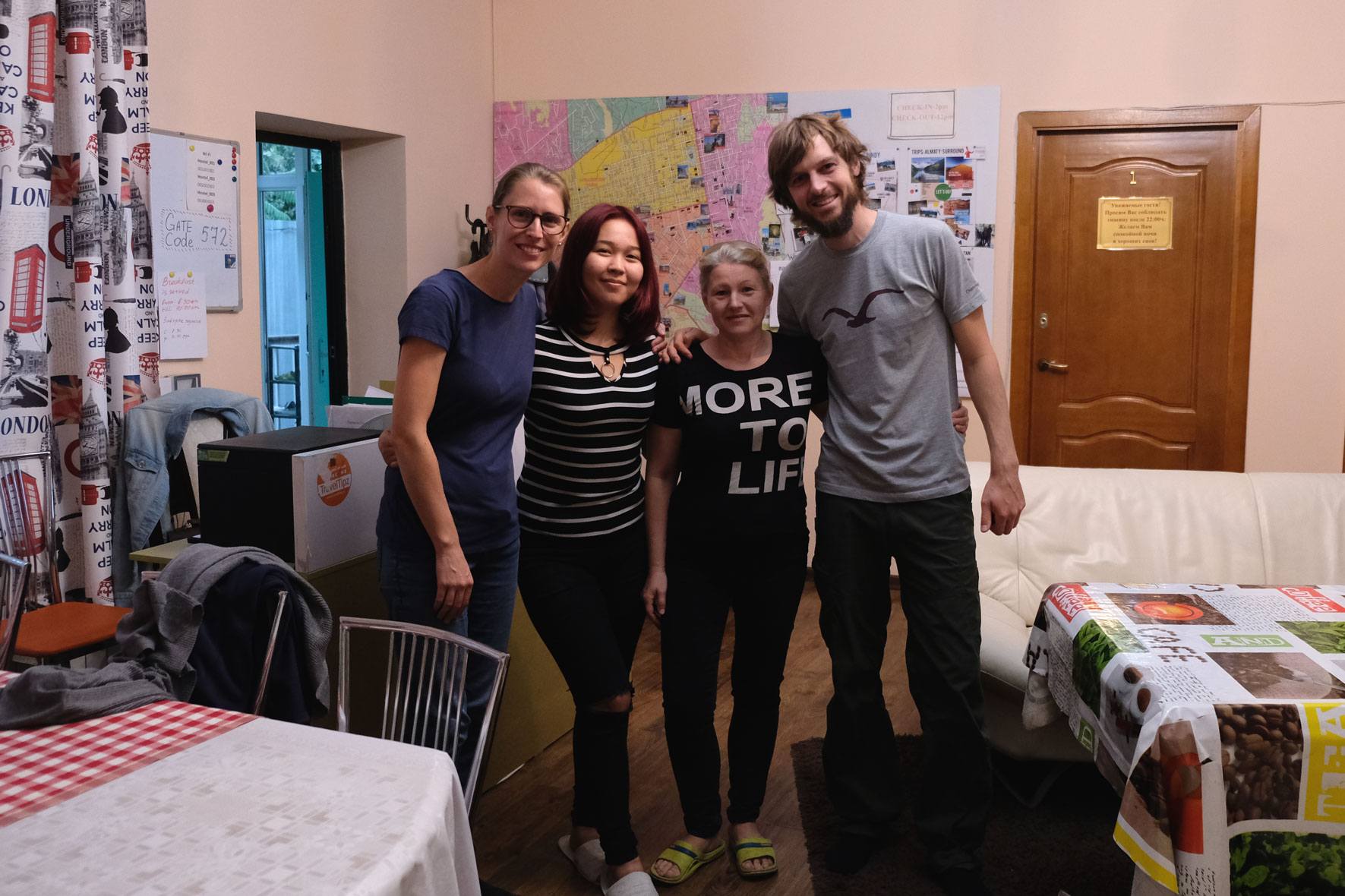 Leo und Sebastian mit zwei Frauen in einem Hostel.