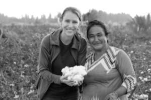 Leo neben einer uigurischen Frau Baumwolle in den Händen.
