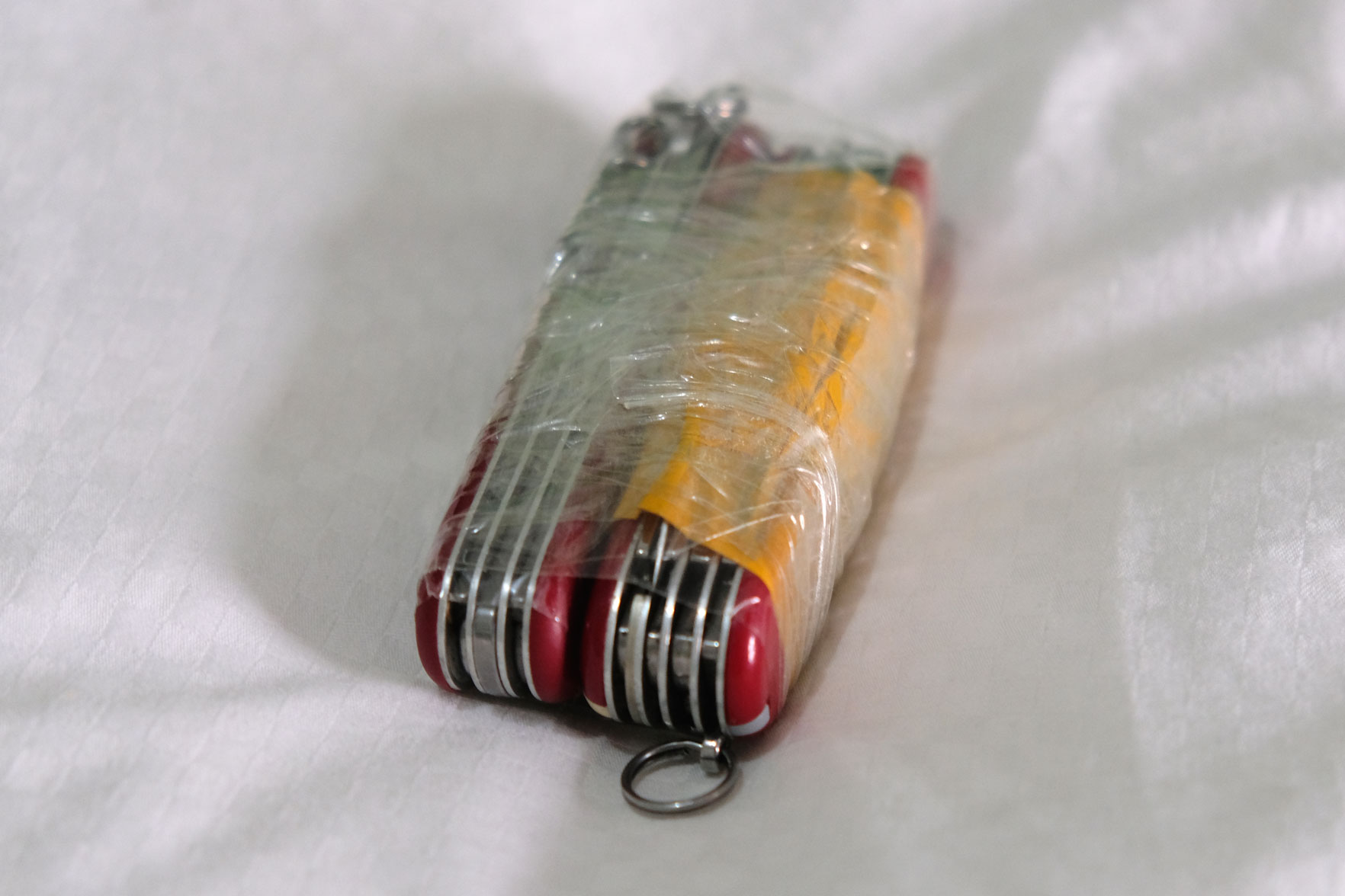 Zwei Schweitzer Taschenmesser mit Klebeband umwickelt.