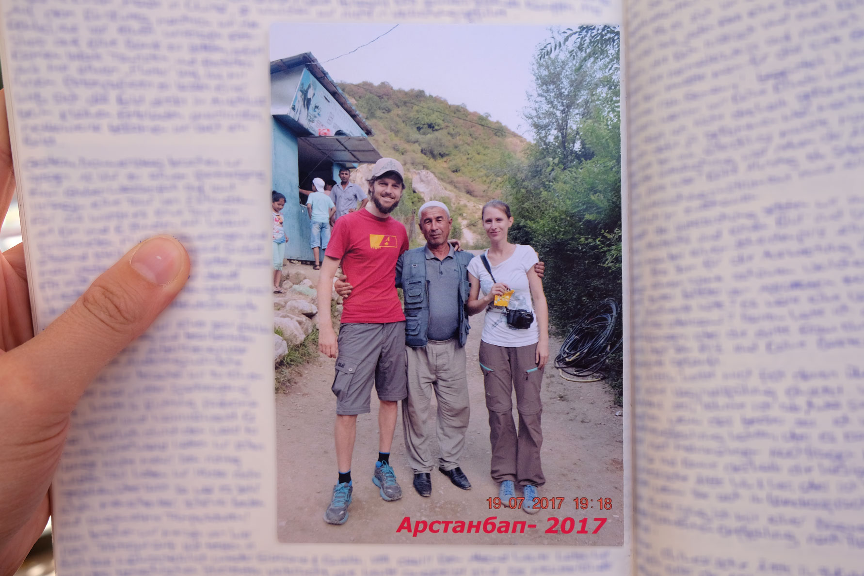 Leo und Sebastian mit einem Kirgisen auf einem in ein Tagebuch eingeklebten Foto.