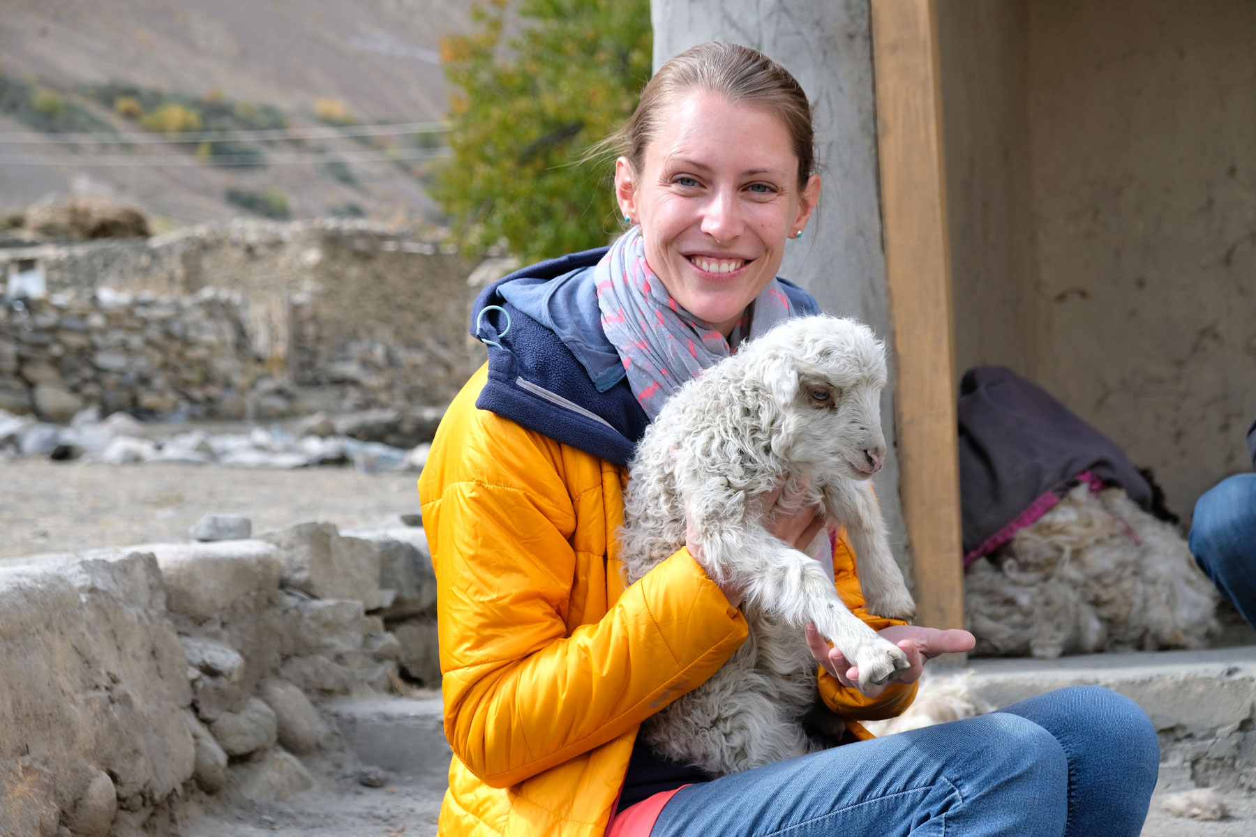 Leo hält in Shimshal ein Lamm auf dem Arm.