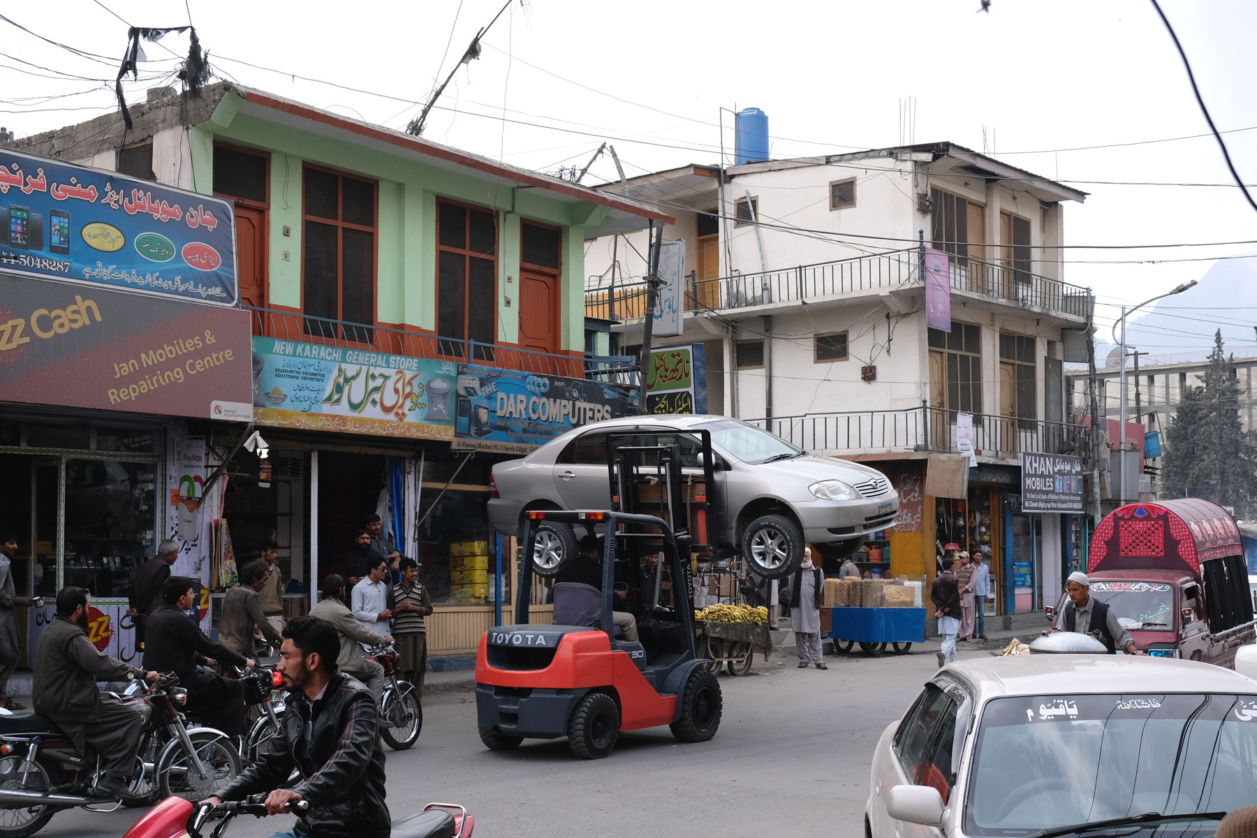 In Gilgit Baltistan wird ein Auto mit einem Gabelstabler abgeschleppt.