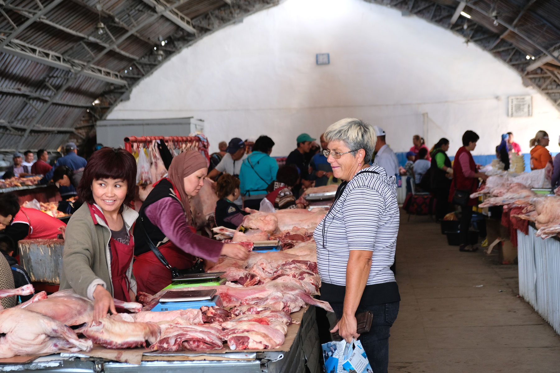 Fleischhalle auf dem Basar in Karakol.