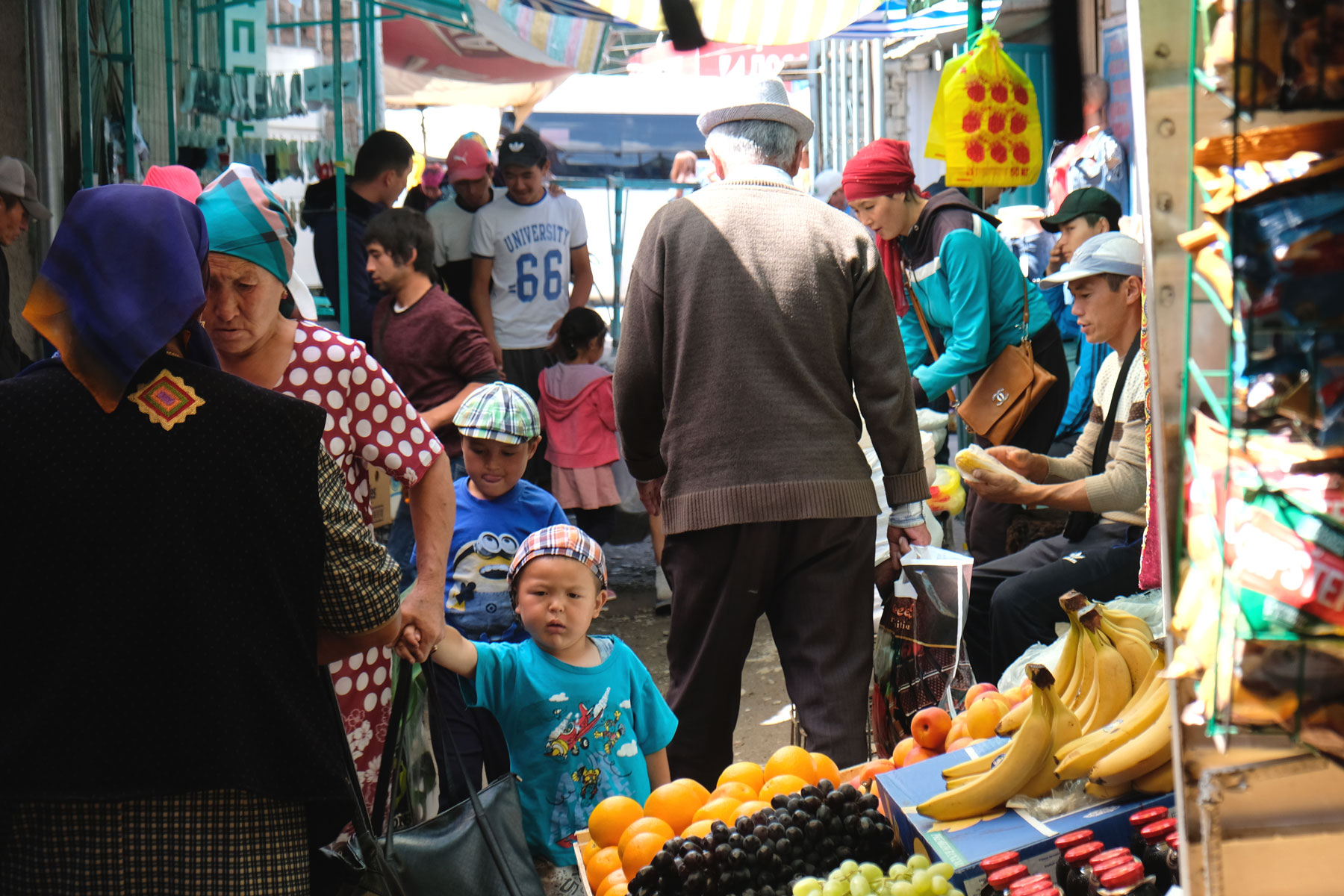 Menschen auf dem Markt von Karakol in Kirgisistan.