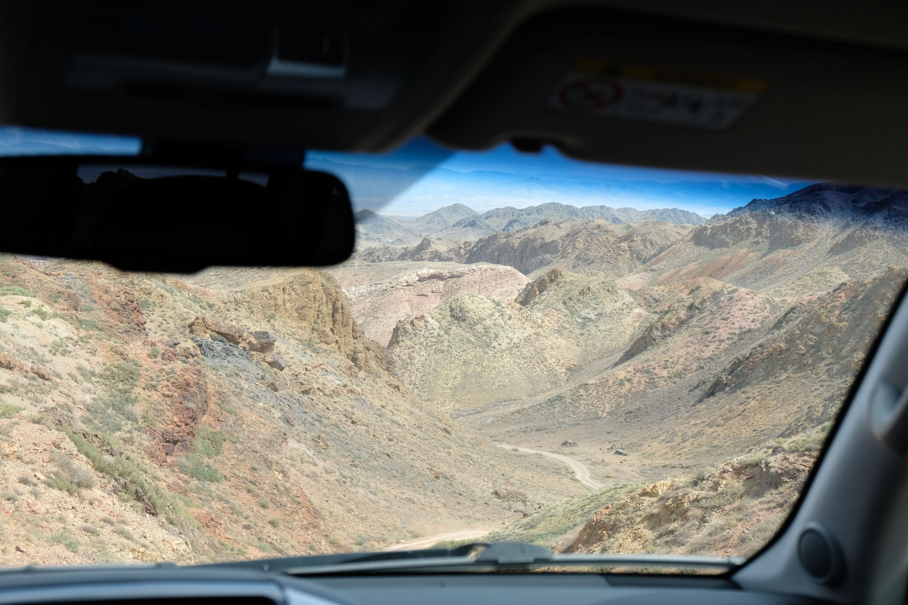 Chary Canyon aus einem Auto heraus fotografiert.