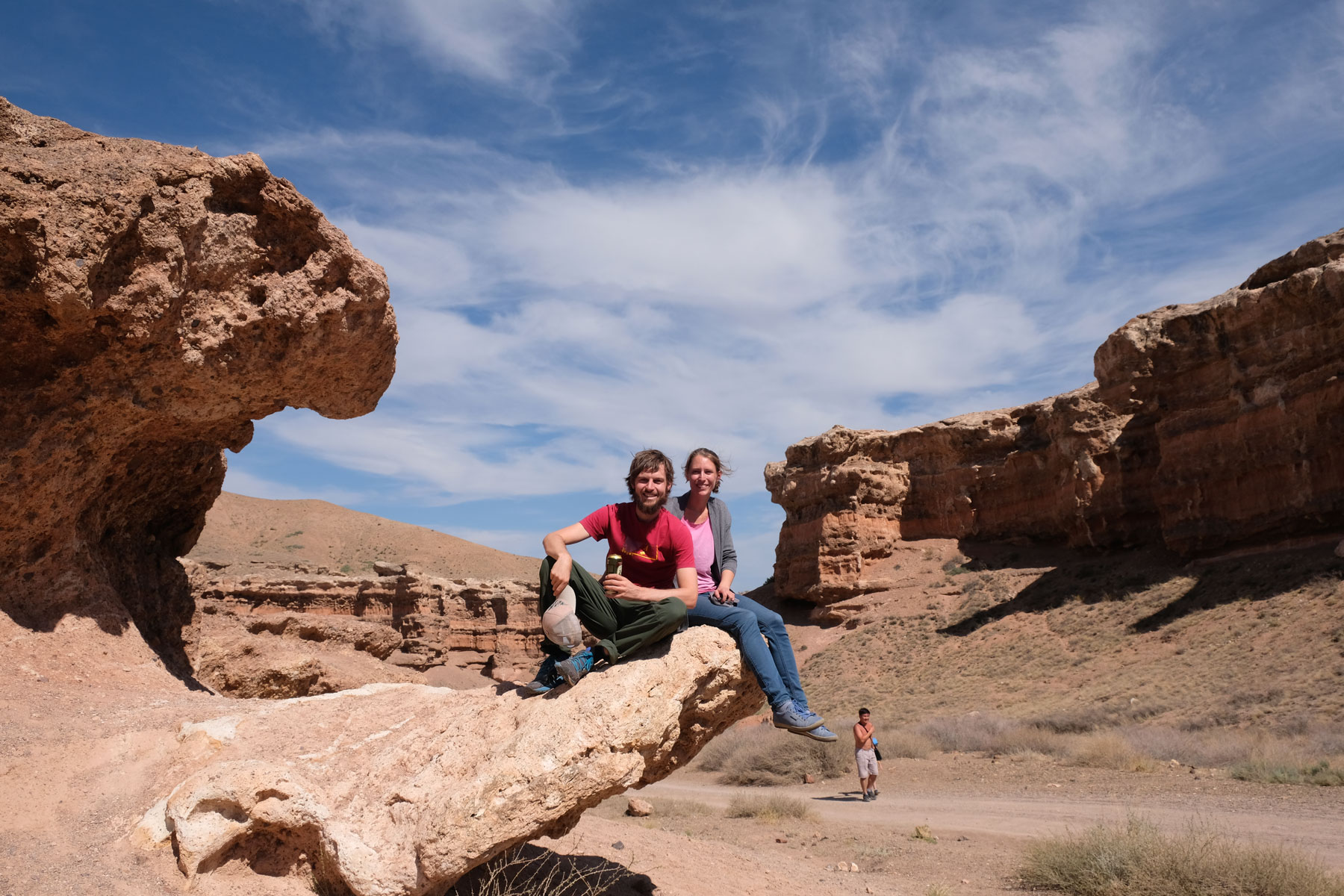 Sebastian und Leo sitzen auf einem Felsvorsprung im Charyn Canyon.
