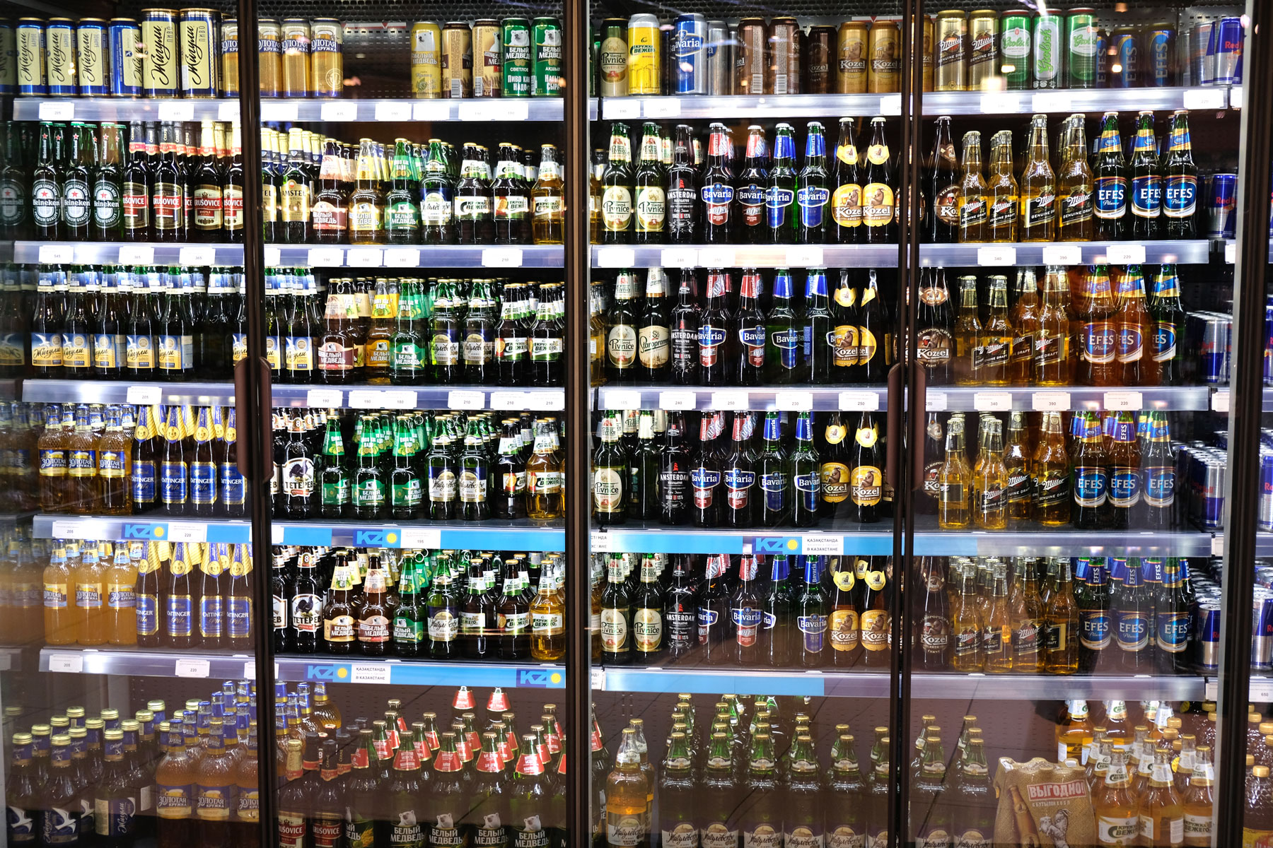 Viele verschiedene Bierflaschen in einem Kühlschrank.