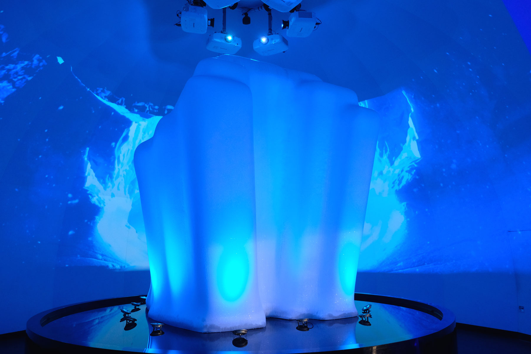 Ein Eisblock aus der Arktis im russischen Pavillon auf der Expo 2017 in Astana.