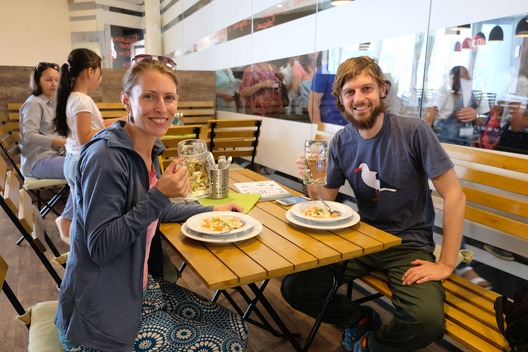 Leo und Sebastian essen deutsches Essen auf der Expo 2017.