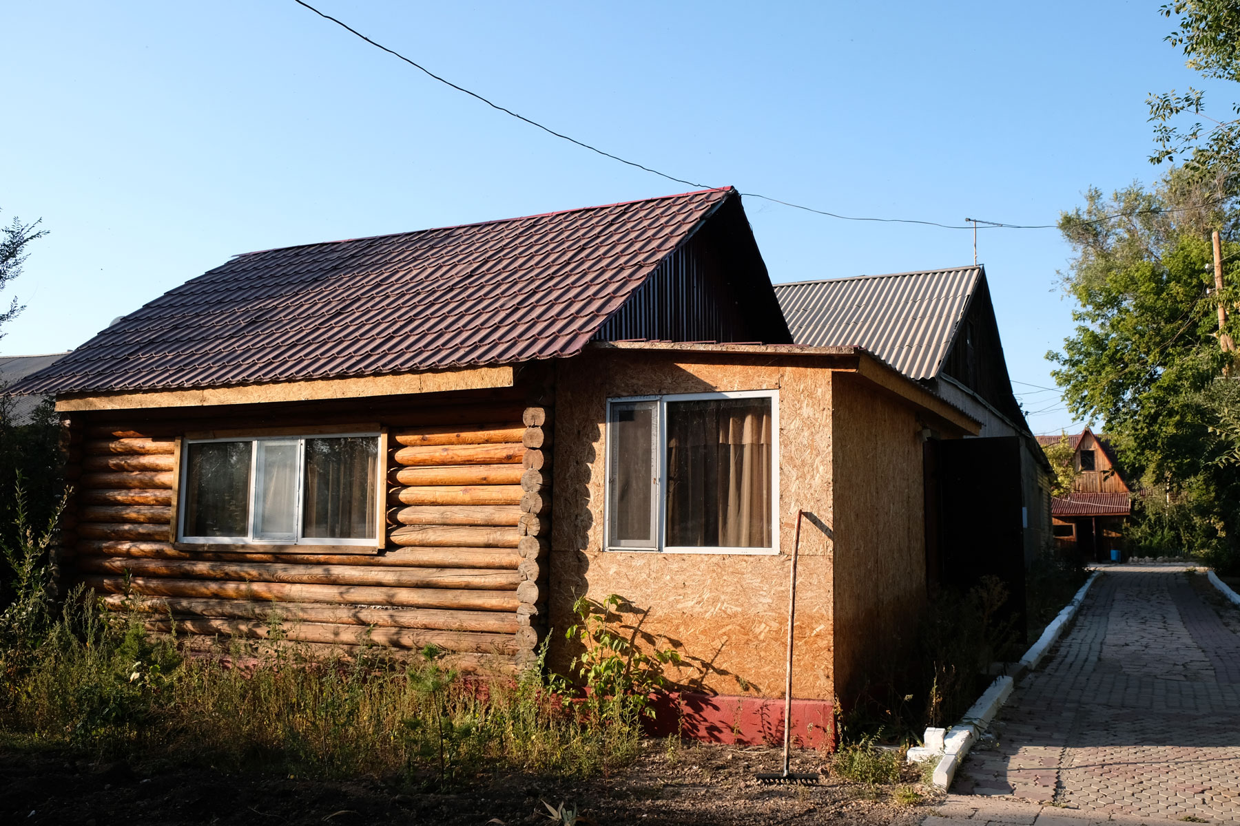 Eine Holzhütte in Korgalzhyn.