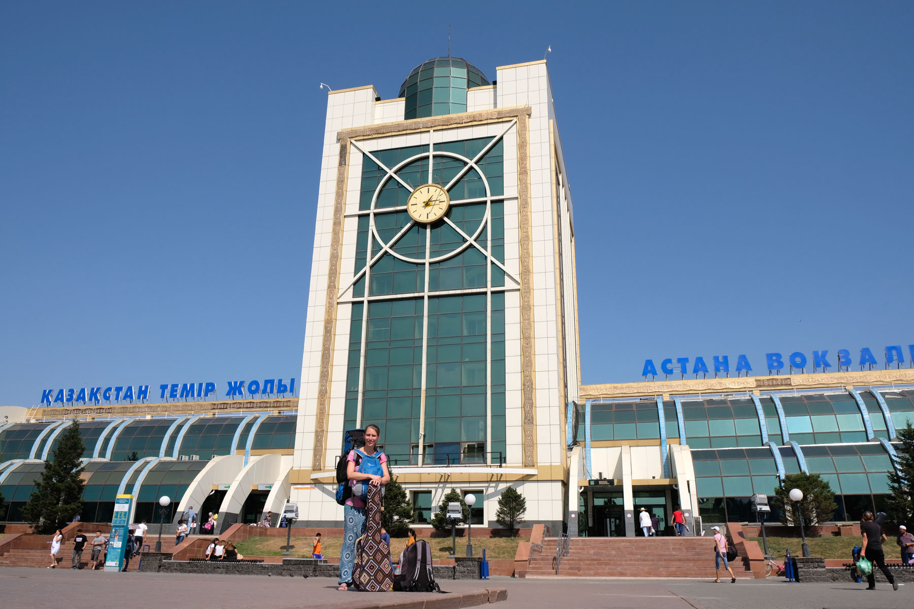 Leo vor dem Hauptbahnhof von Astana.