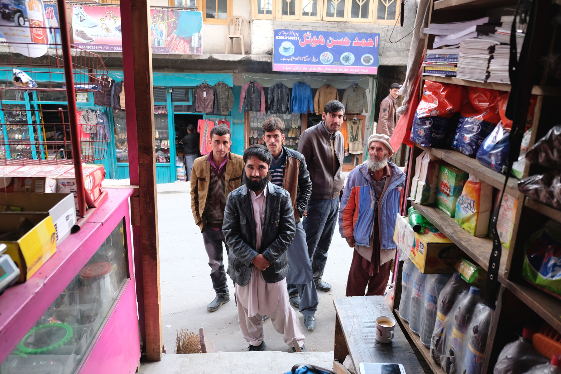 Männer schauen in Astore in Pakistan in ein Geschäft hinein.
