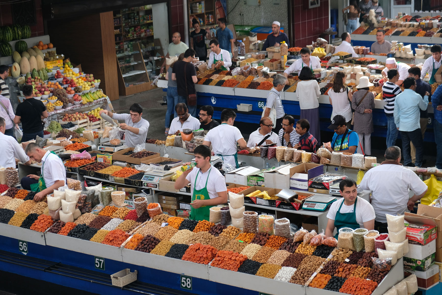 Marktstände auf dem Grünen Basar in Almaty bieten Trockenobst an.