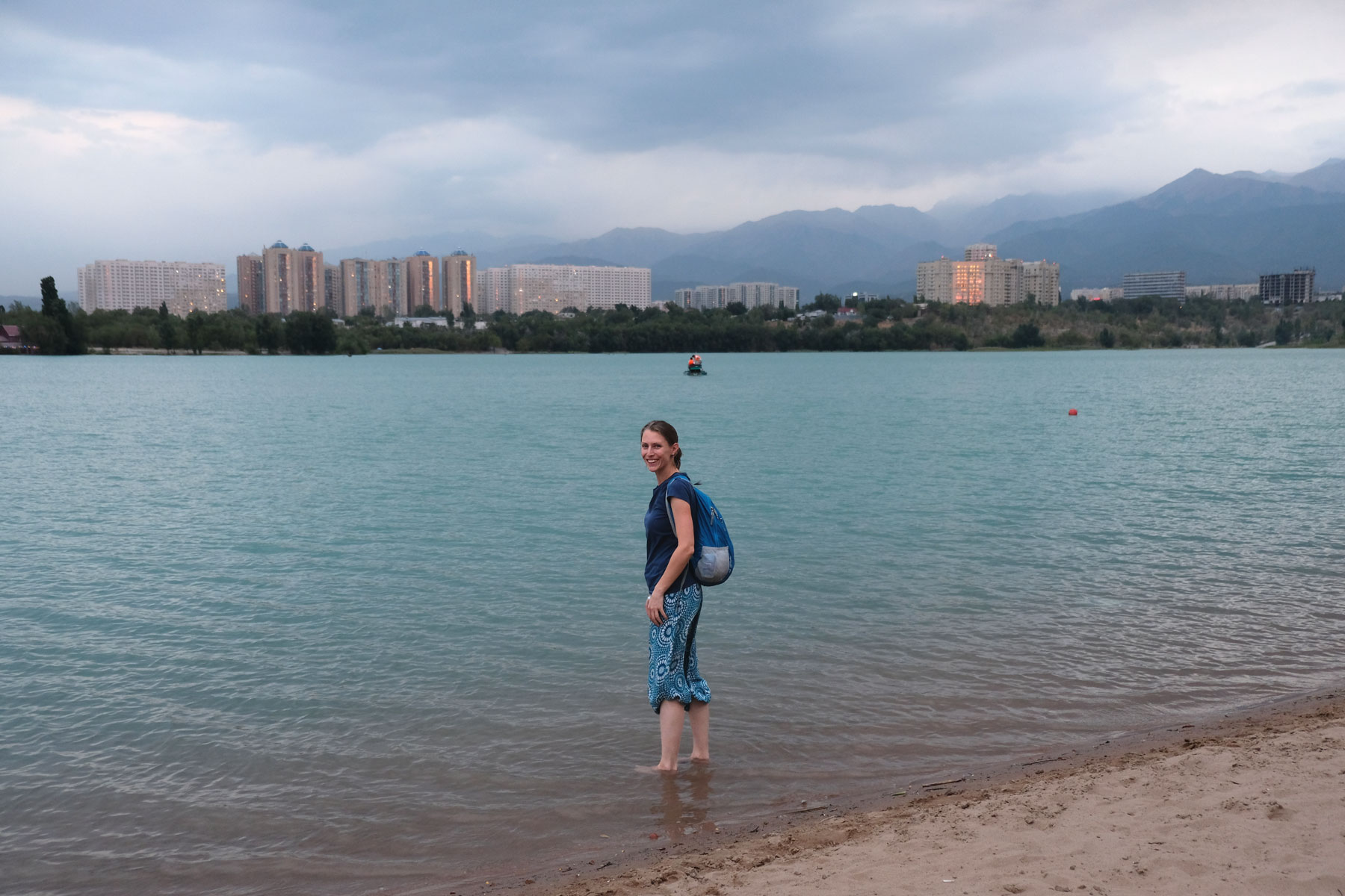 Leo watet in einem See in Almaty.