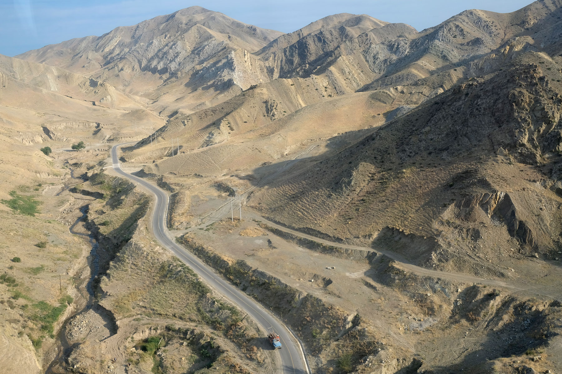Eine Straße in den Bergen in Xinjiang.