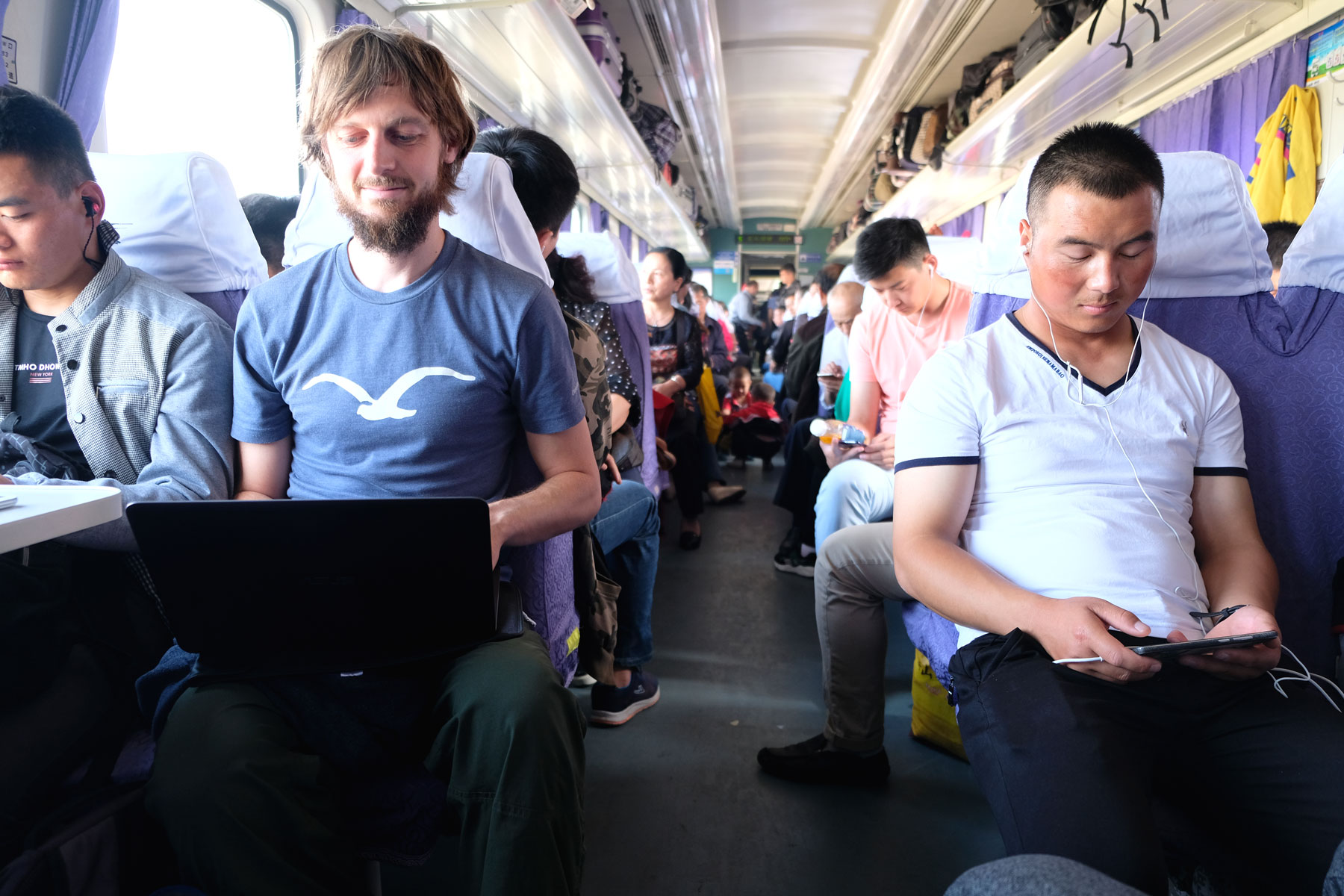 Sebastian und Chinesen im Zug nach Ürümqi.
