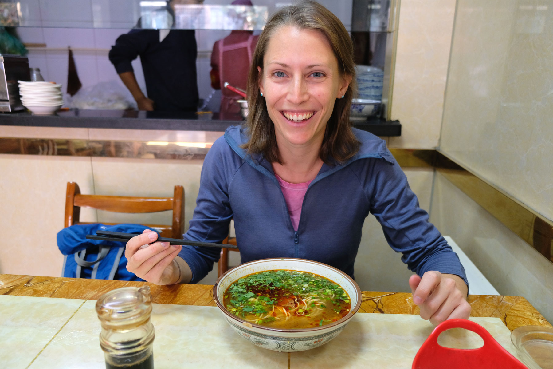 Leo isst eine chinesische Hühnersuppe.