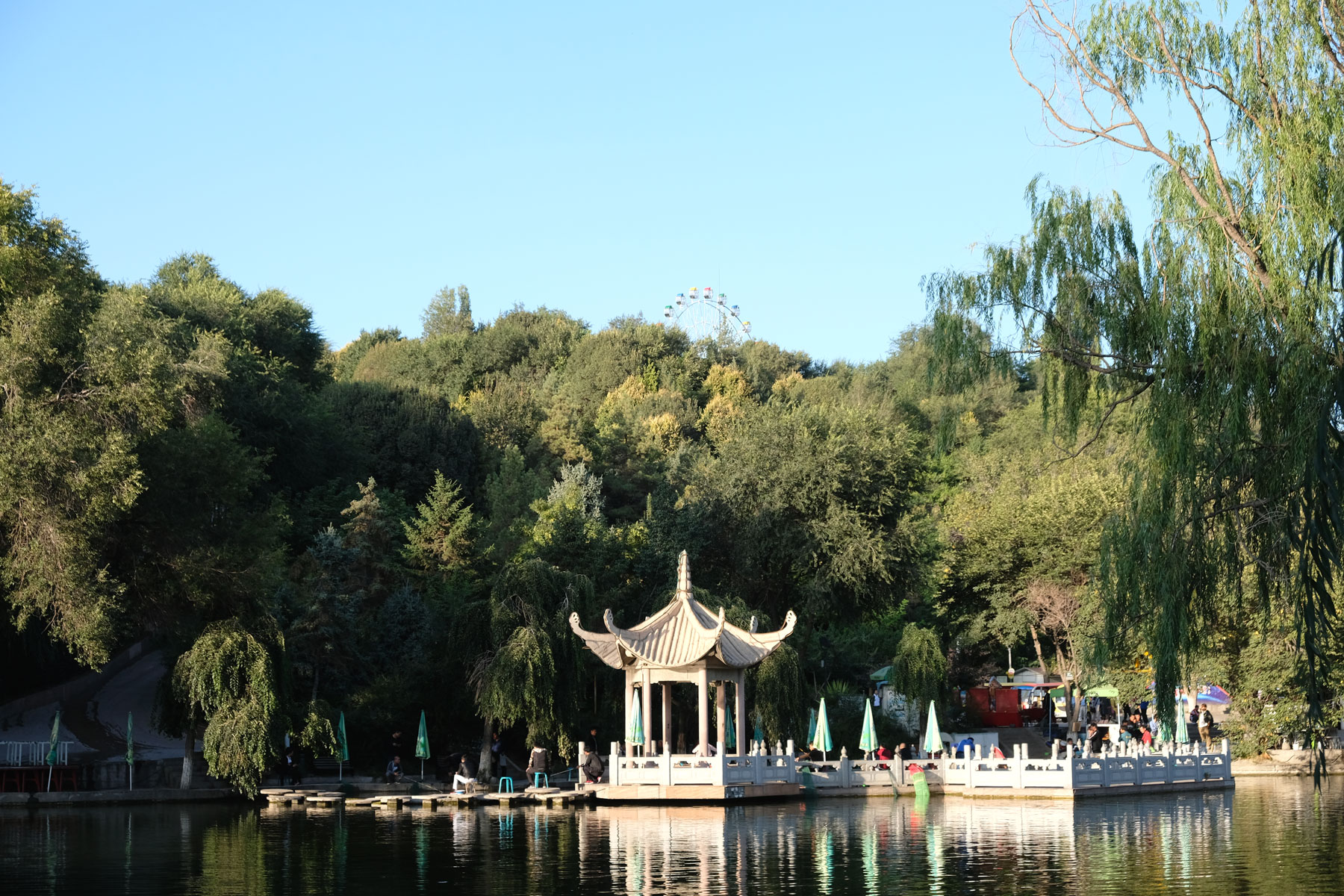 Ein See im Red Hill Park in Ürümqi.