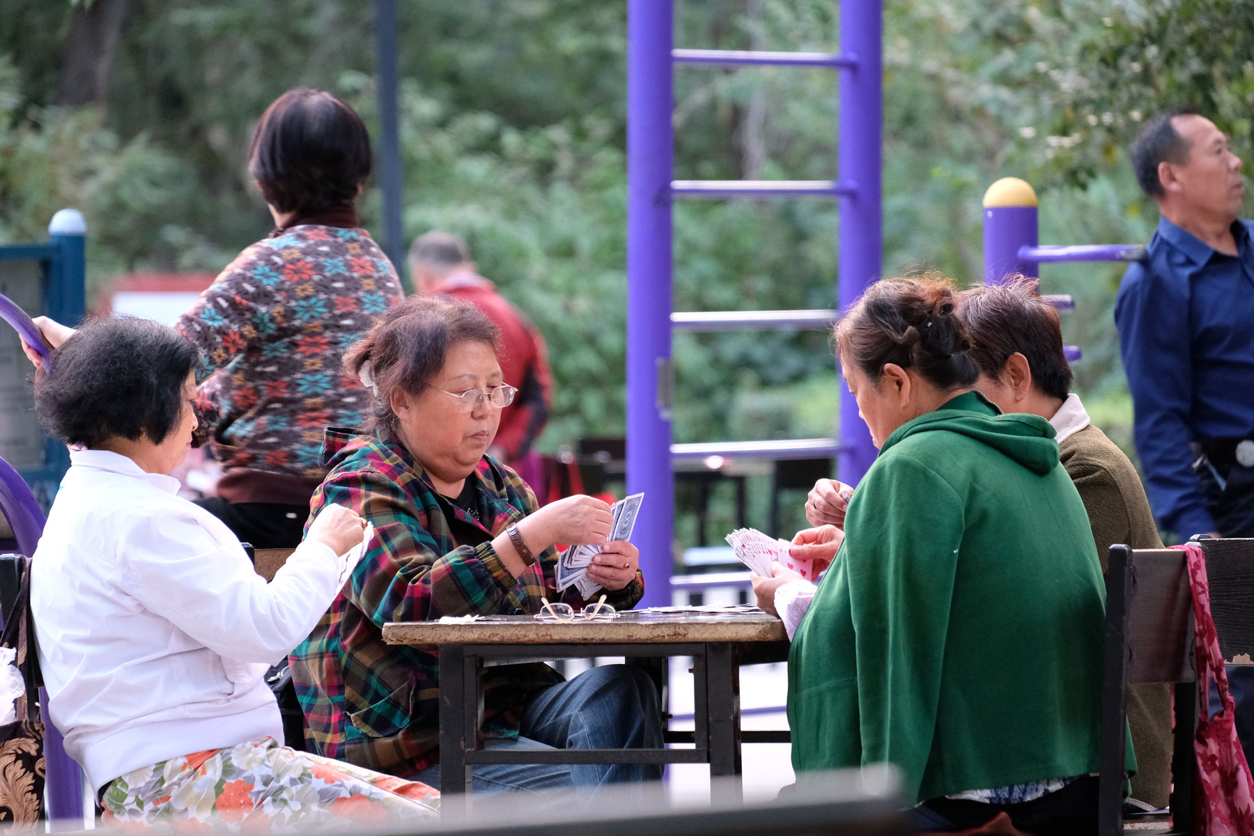 Chinesische Frauen spielen Karten in einem Park in Ürümqi.