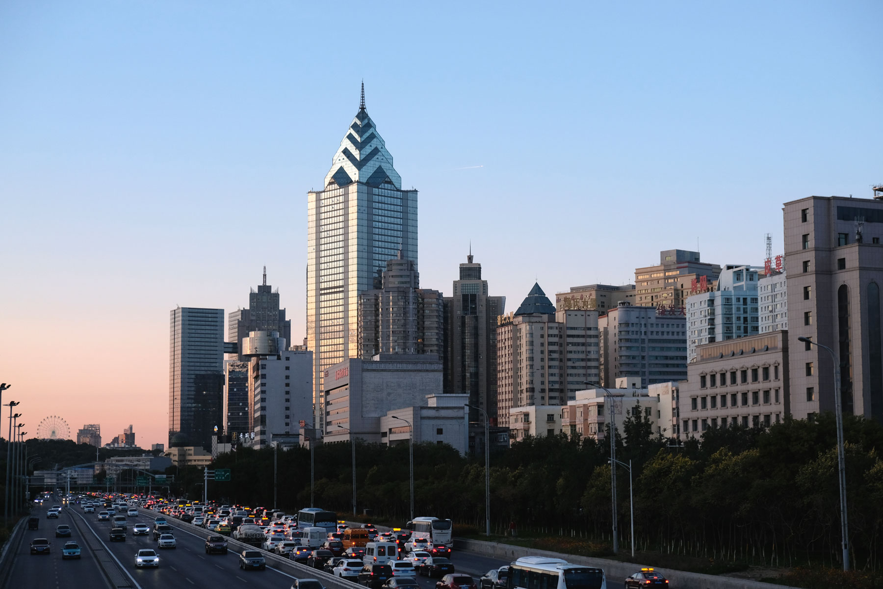 Schnellstraße und Skyline in Ürümqi.