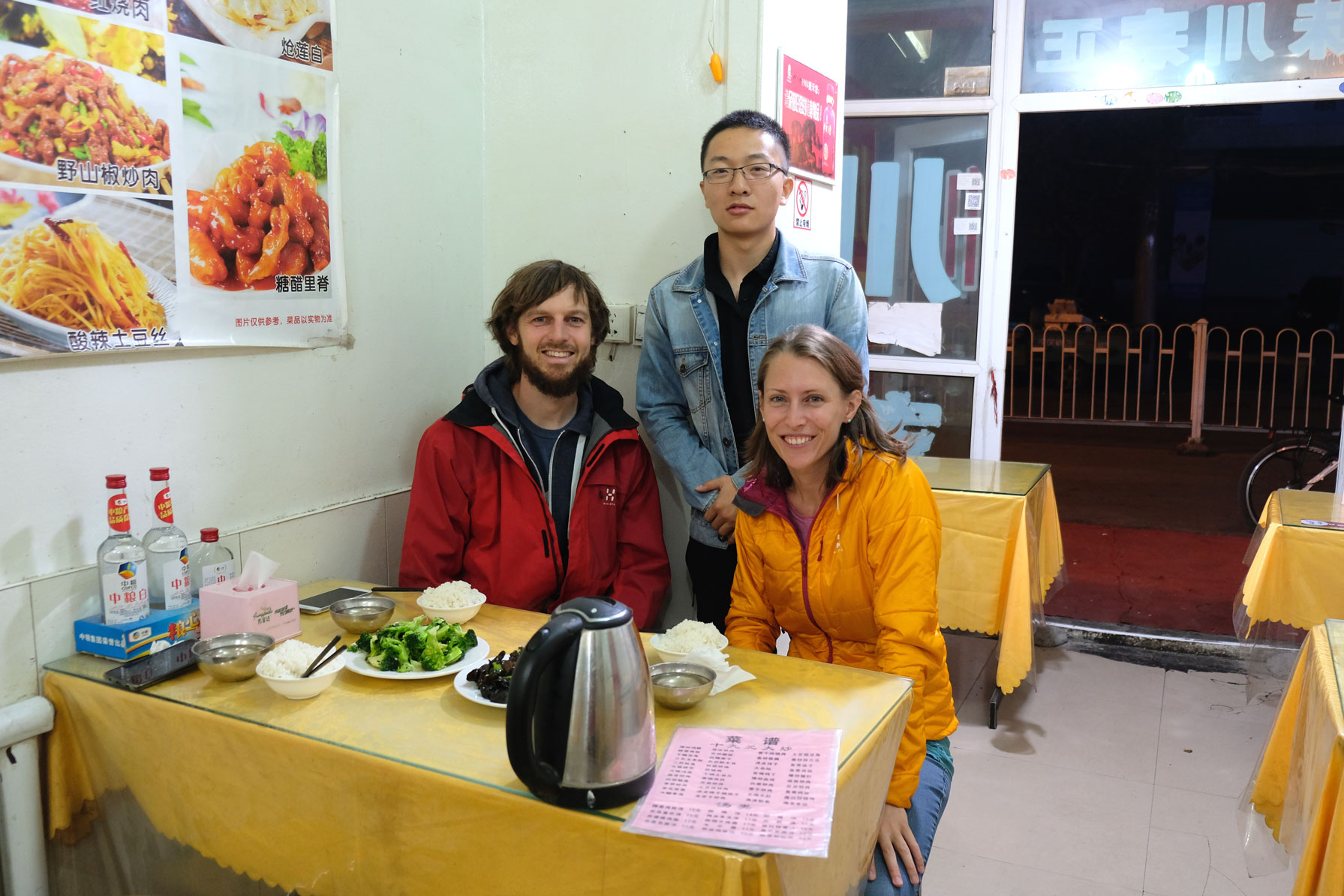 Sebastian und Leo mit einem Mann in einem chinesischen Restaurant in Ürümqi.