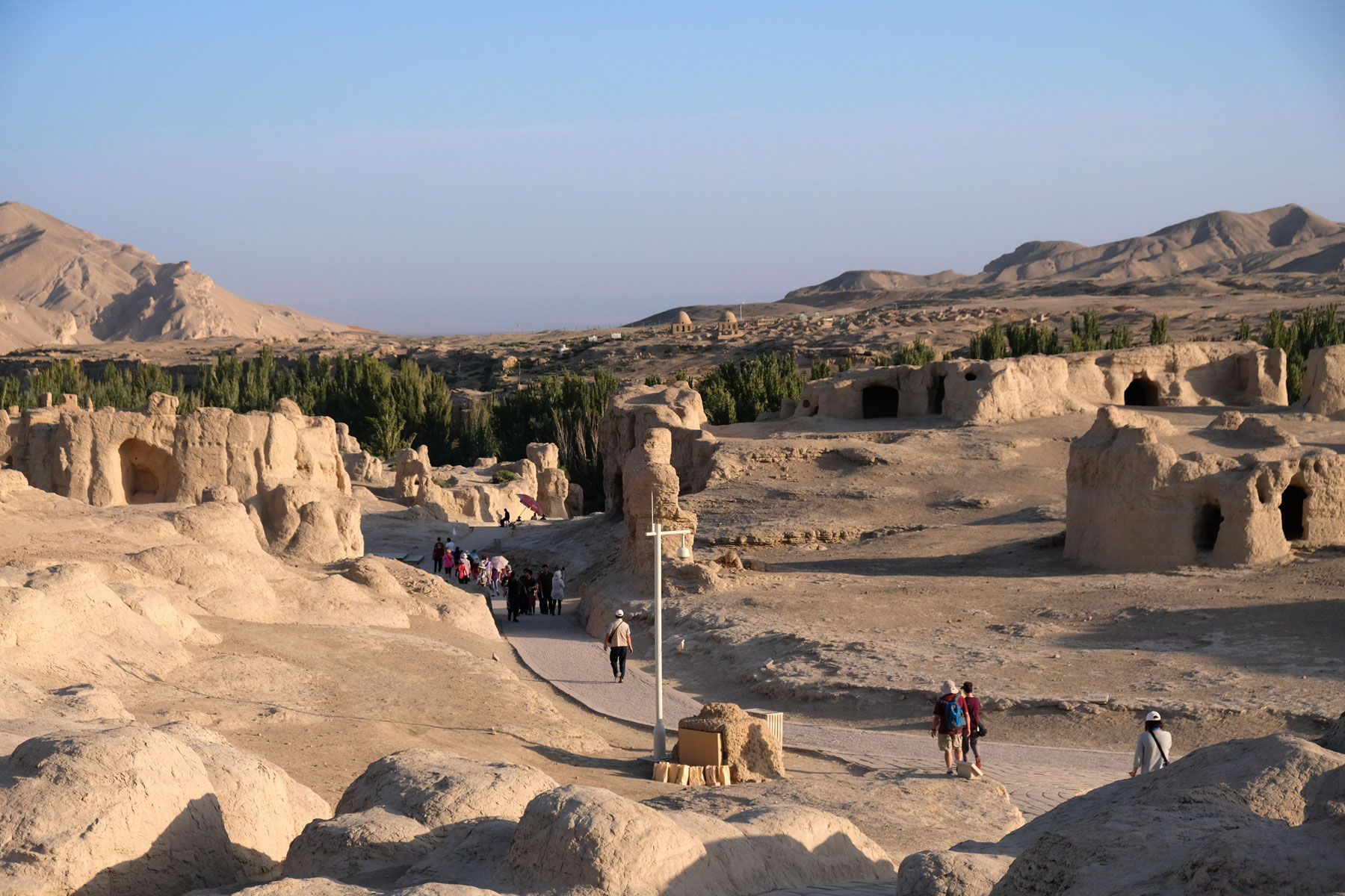 Besucher in der Ruinenstadt Jiaohe in Turpan.