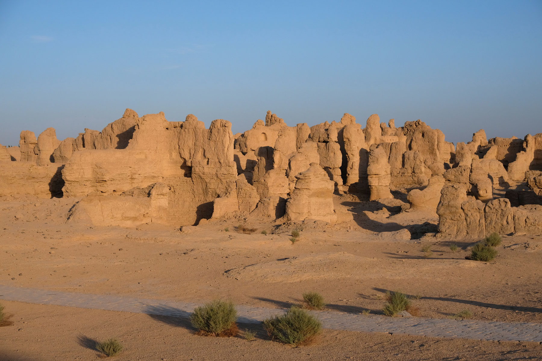 Überresten von Lehmbauten in der Ruinenstadt Jiaohe, einem UNESCO Weltkulturerbe.