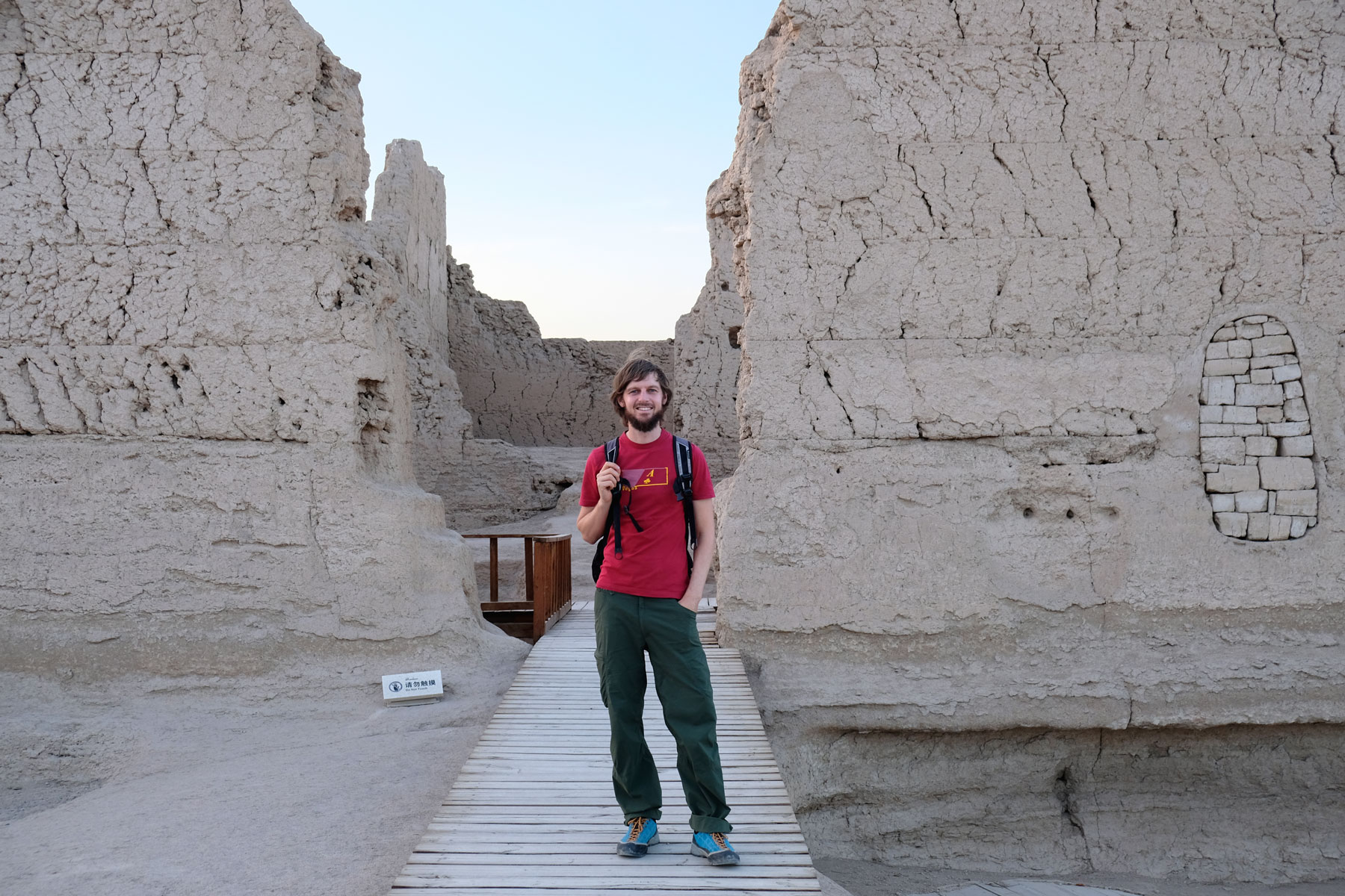 Sebastian in der Ruinenstadt Jiaohe in Turpan.