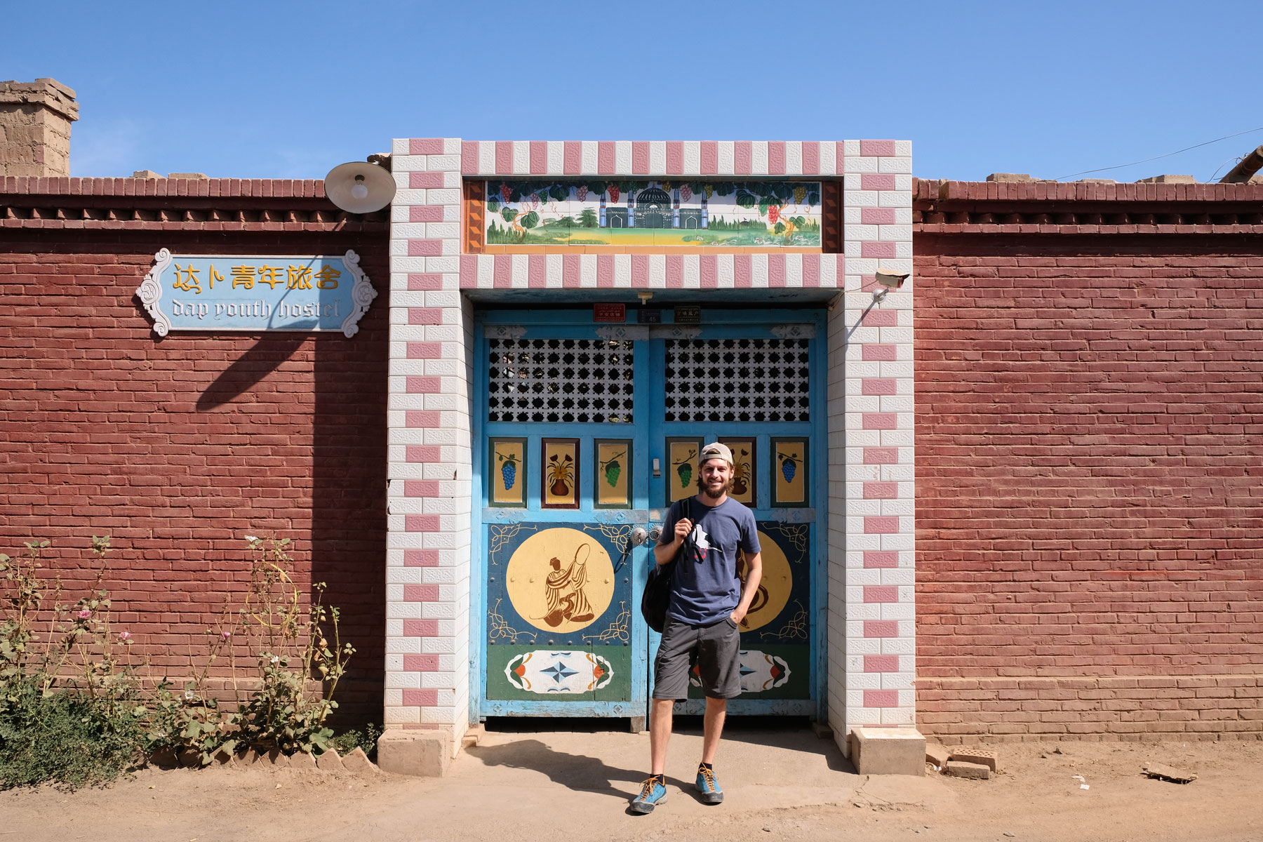 Sebastian vor dem Dap Youth Hostel in Turpan.