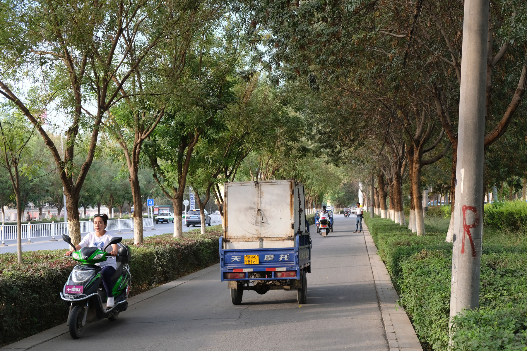 Elektrofahrzeuge auf dem Gehweg in Turpan.