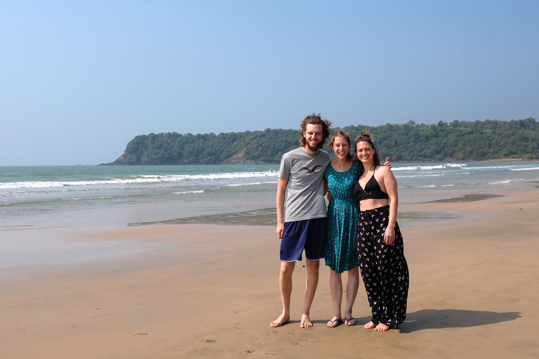 Sebastian und Leo mit Kathi am Strand in Agonda in Goa.