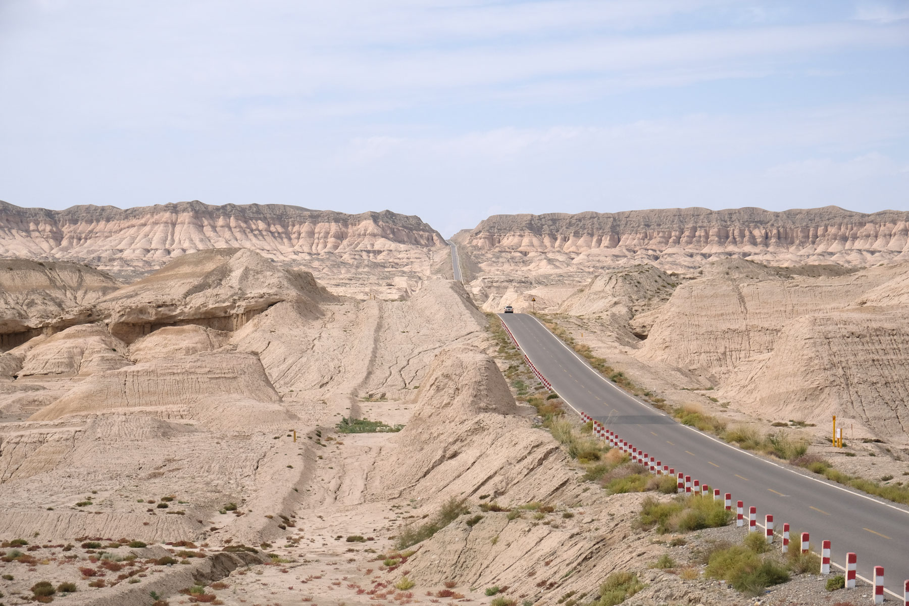 Gebirgsstraße bei Kucha in Xinjiang.