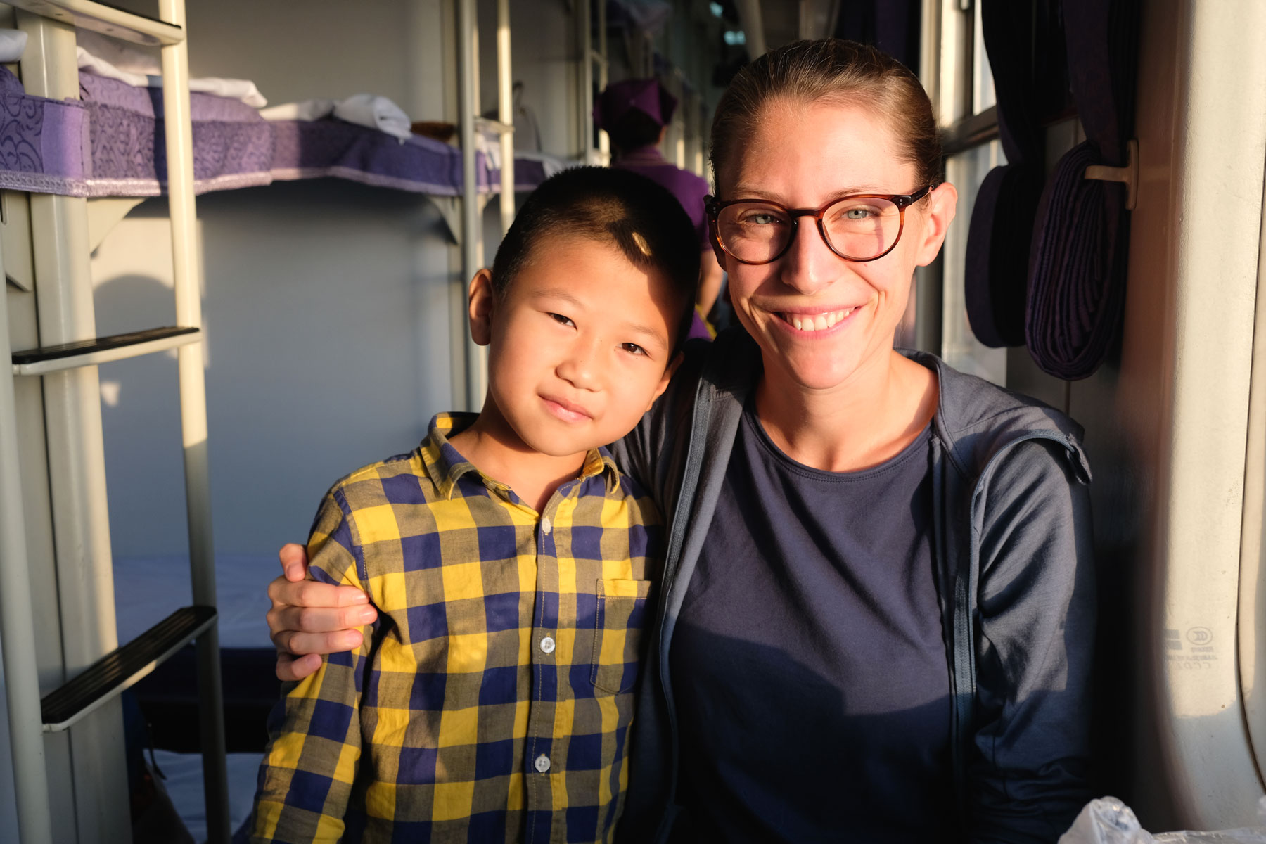 Leo mit einem chinesischen Jungen im Zug.