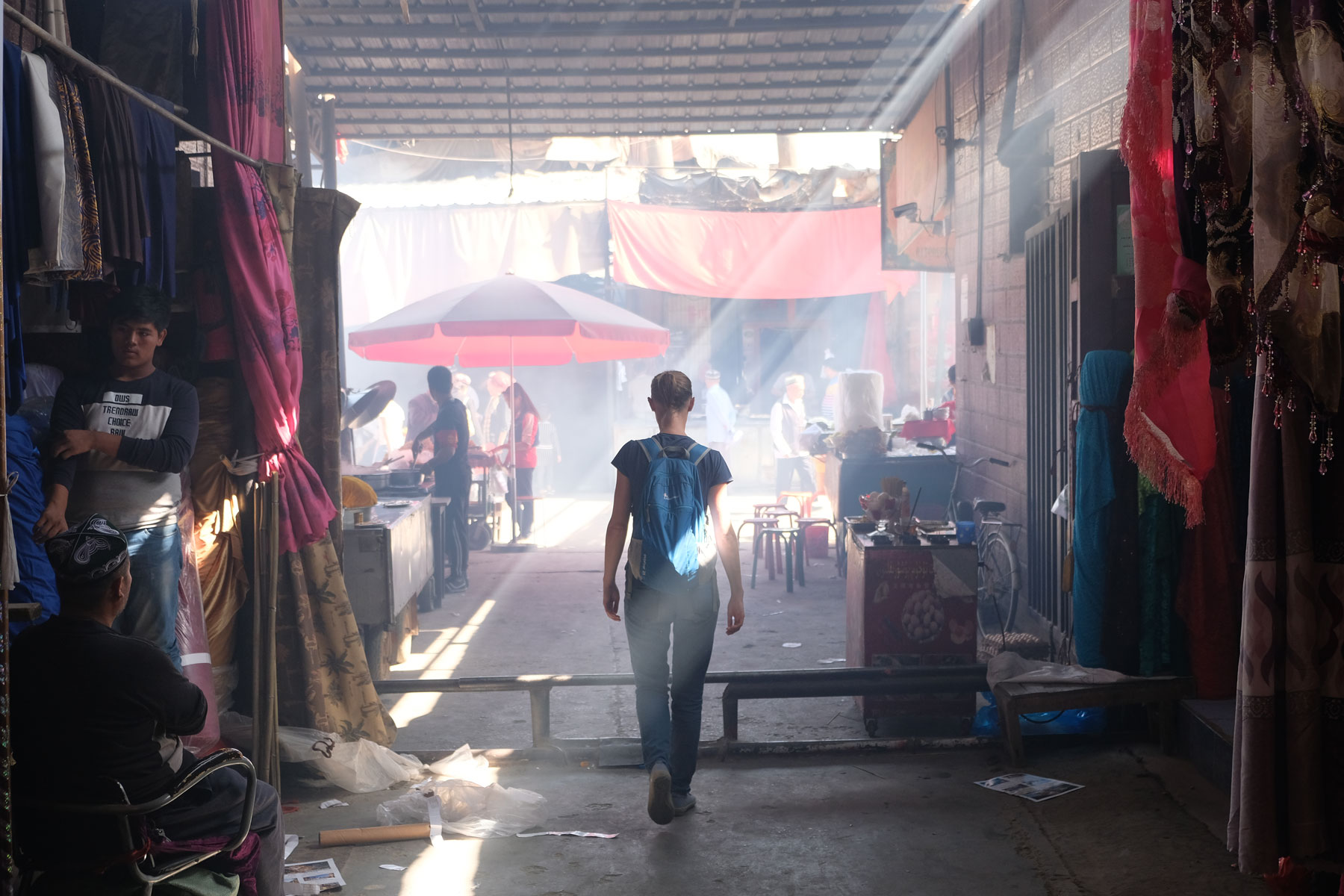 Leo läuft über den Markt in Hotan.
