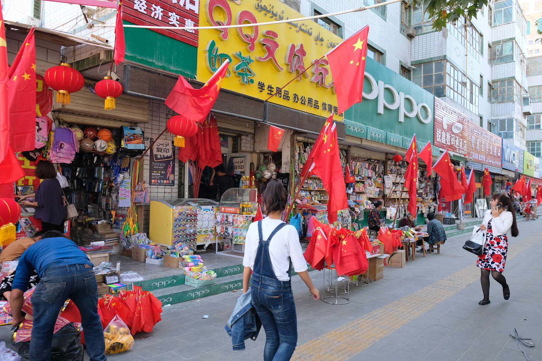 Chinesische Fahnen an Geschäften in Hotan.