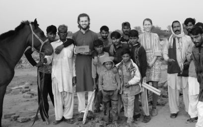 Sebastian und Leo mir Arbeitern einer Lehmziegelfabrik in Lahore.