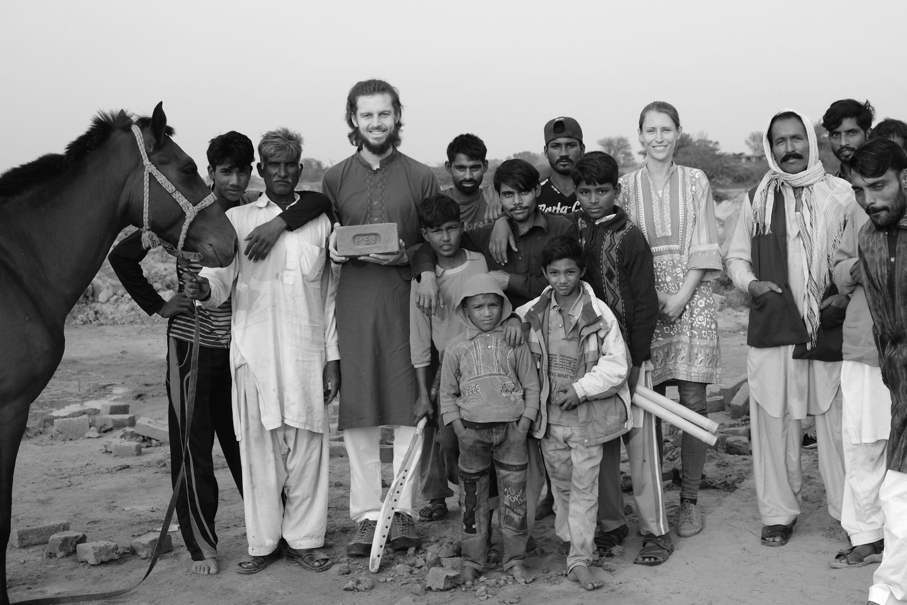 Sebastian und Leo mir Arbeitern einer Lehmziegelfabrik in Lahore.